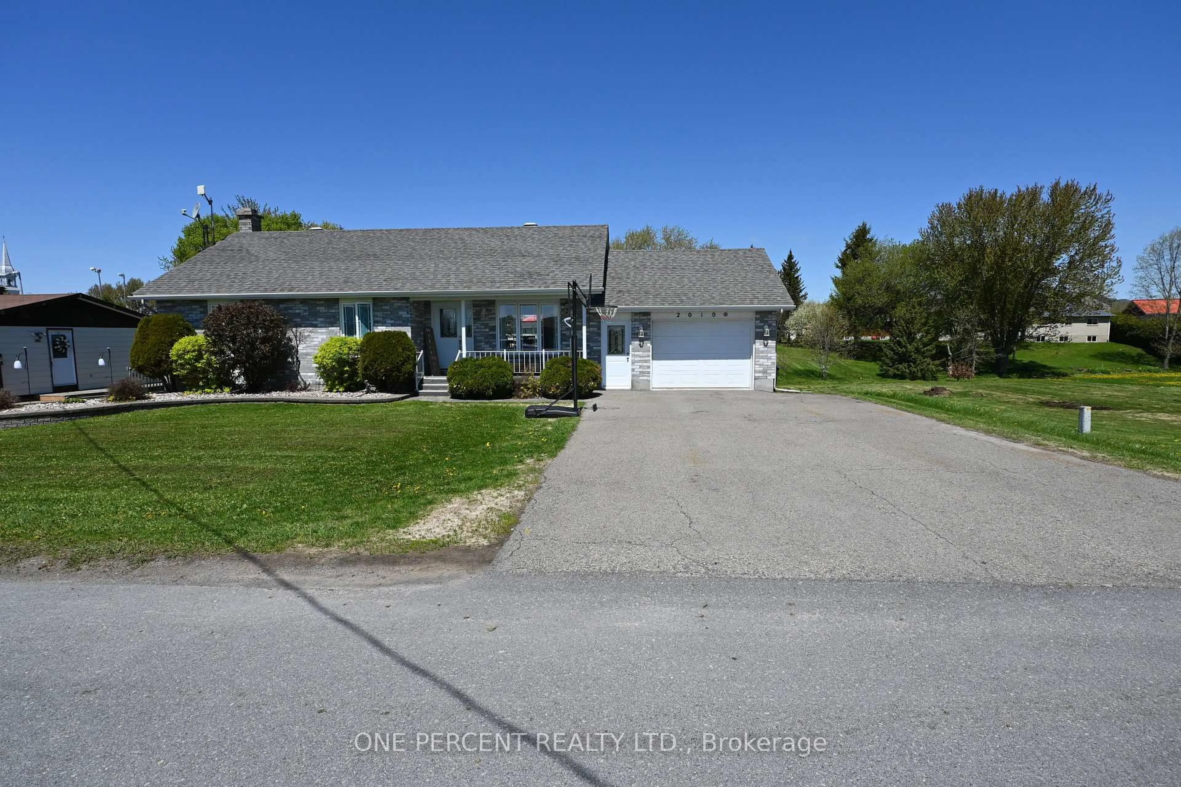 A pic from outside/outdoor area/front of a property/back of a property/a pic from drone, street for 2010 Rue Du Parc St, Alfred and Plantagenet Ontario K0B 1J0