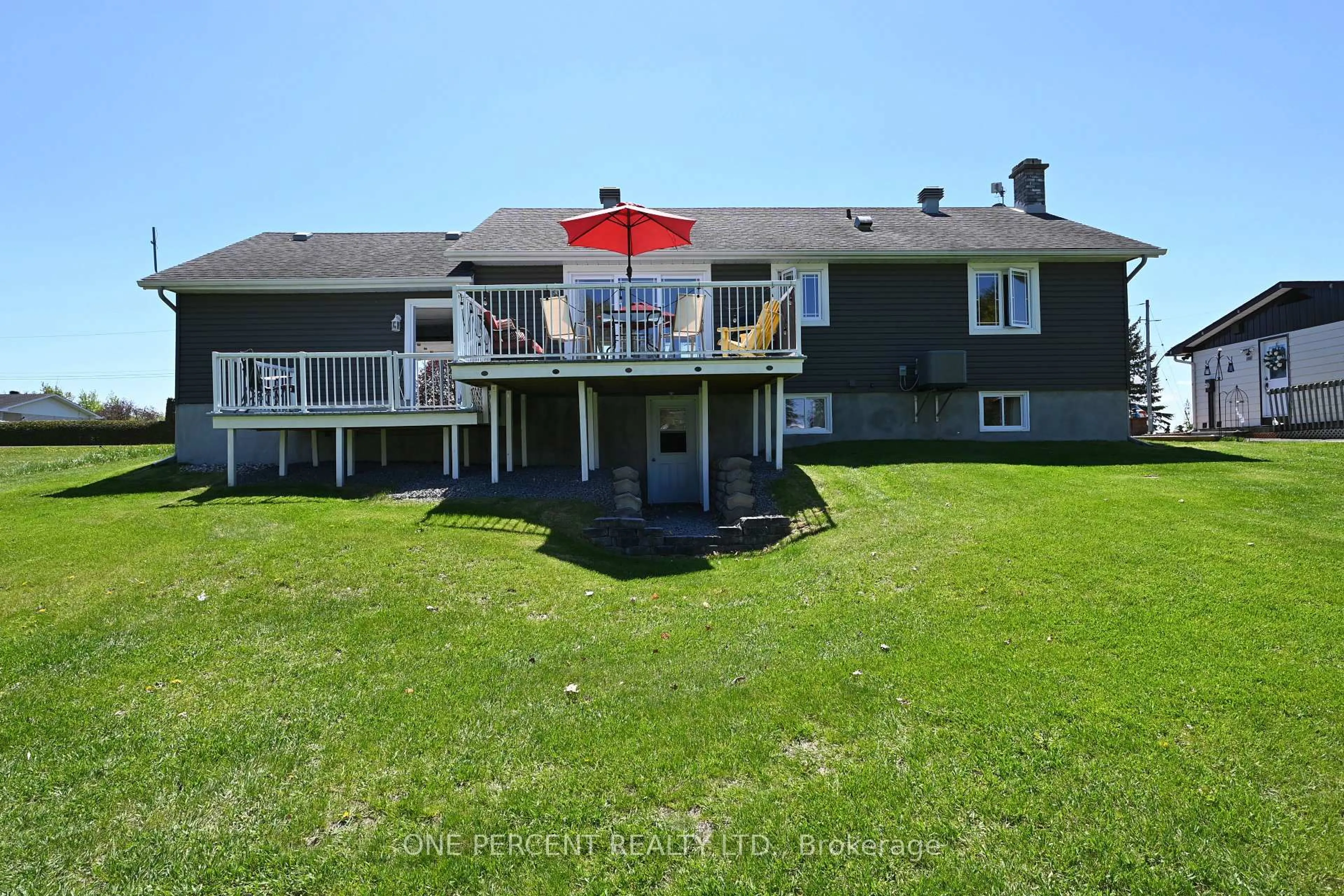 A pic from outside/outdoor area/front of a property/back of a property/a pic from drone, water/lake/river/ocean view for 2010 Rue Du Parc St, Alfred and Plantagenet Ontario K0B 1J0