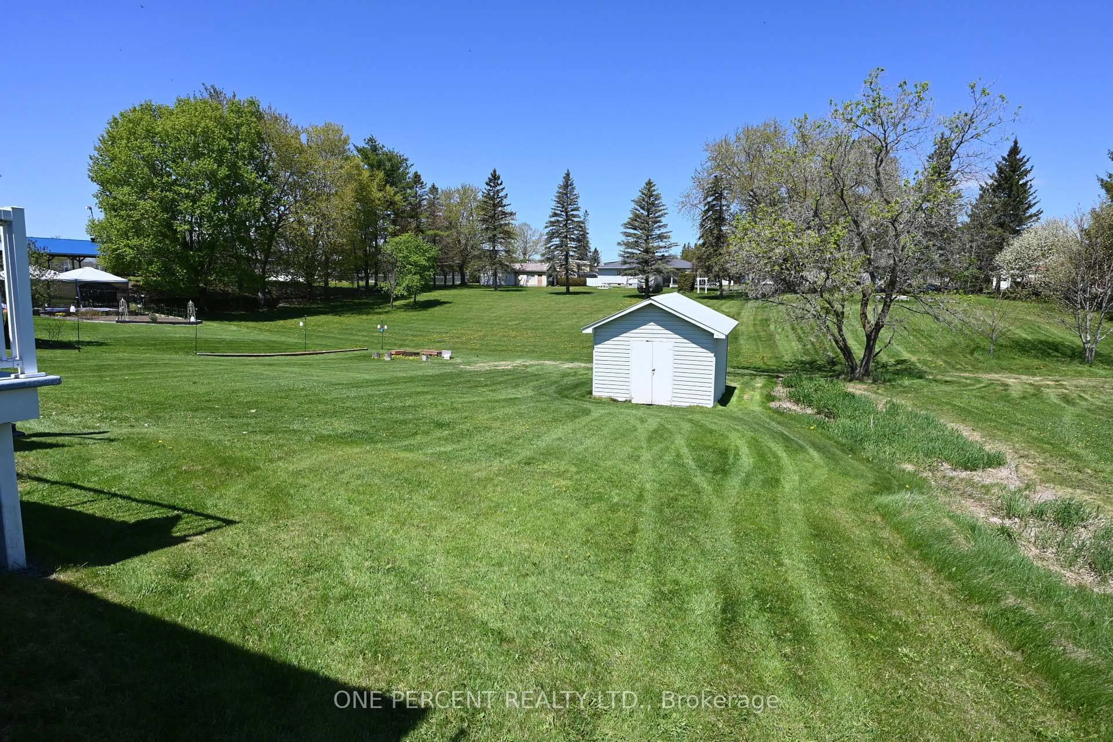 A pic from outside/outdoor area/front of a property/back of a property/a pic from drone, water/lake/river/ocean view for 2010 Rue Du Parc St, Alfred and Plantagenet Ontario K0B 1J0