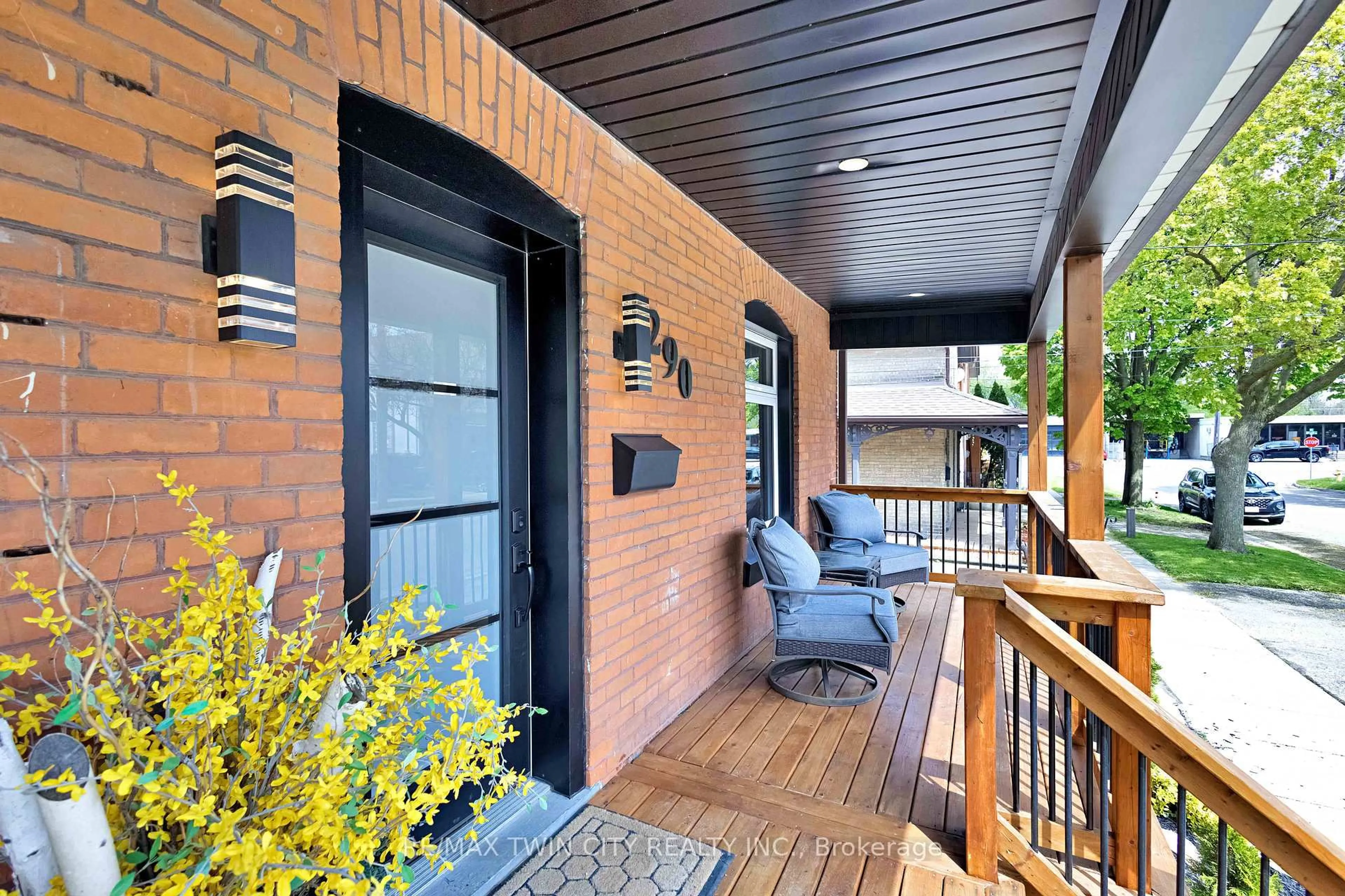 Patio, street for 290 Park Ave, Brantford Ontario N3S 5L1
