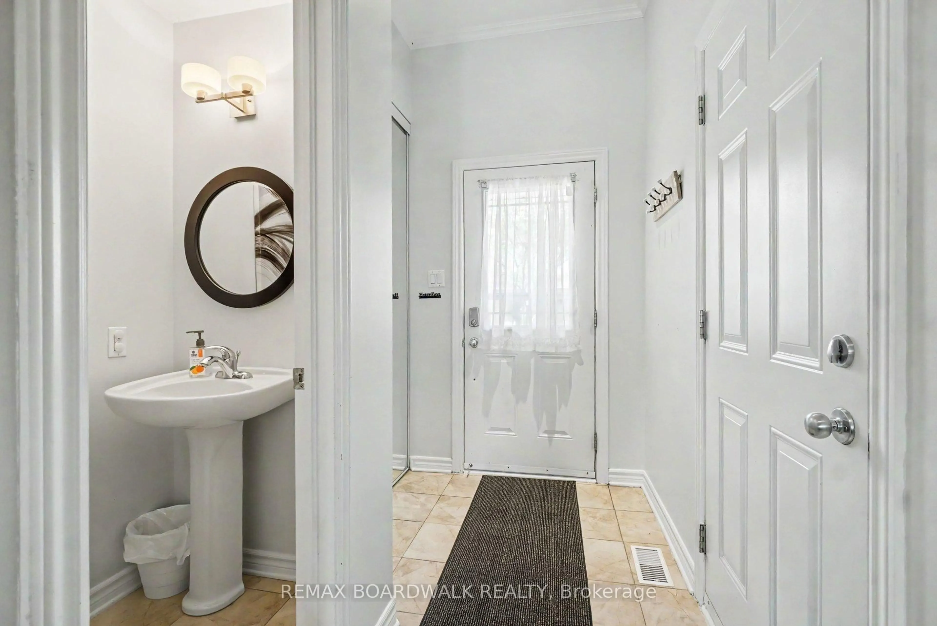 Indoor entryway for 146 Marrissa Ave, Ottawa Ontario K1J 0A6