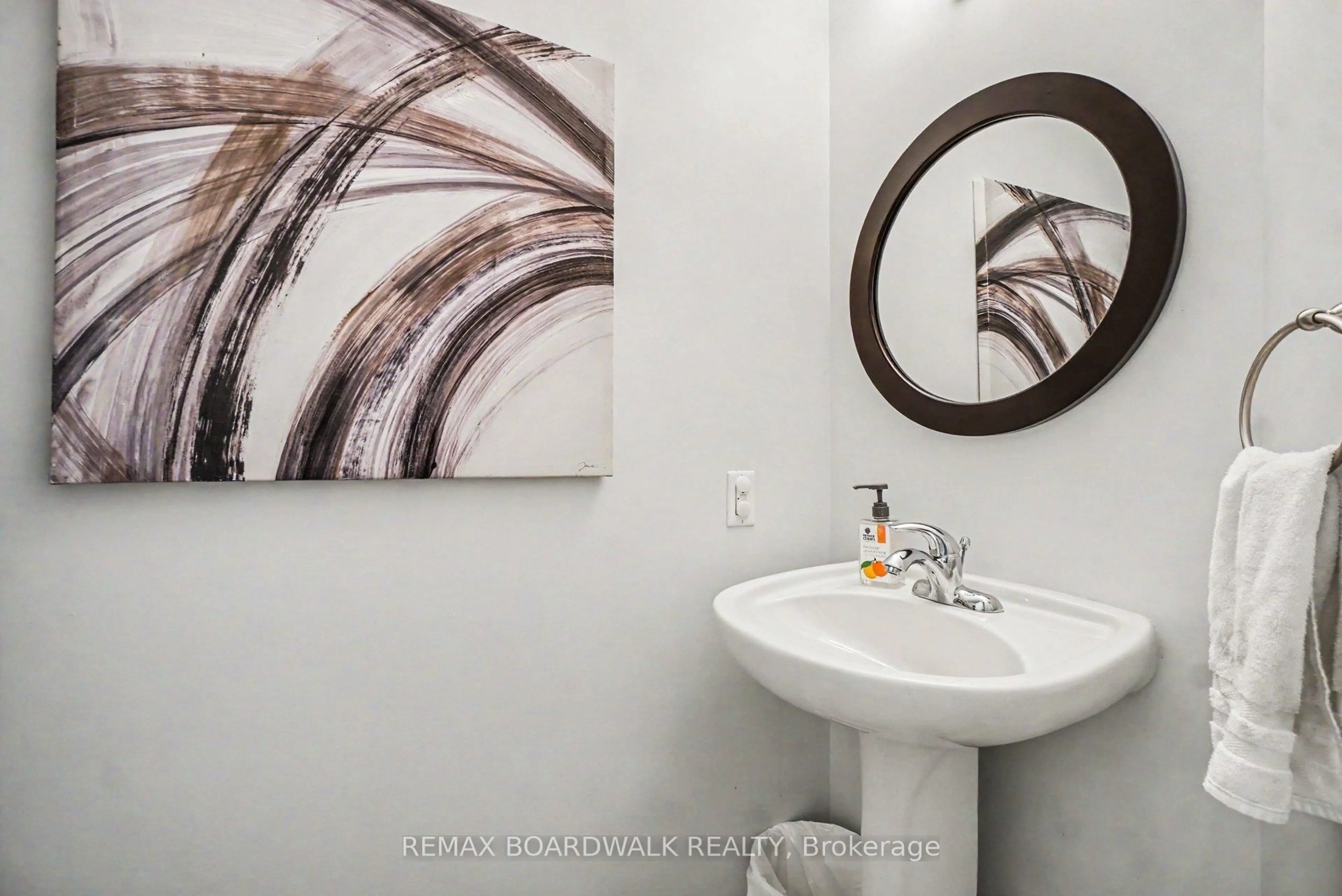 Standard bathroom, ceramic/tile floor for 146 Marrissa Ave, Ottawa Ontario K1J 0A6
