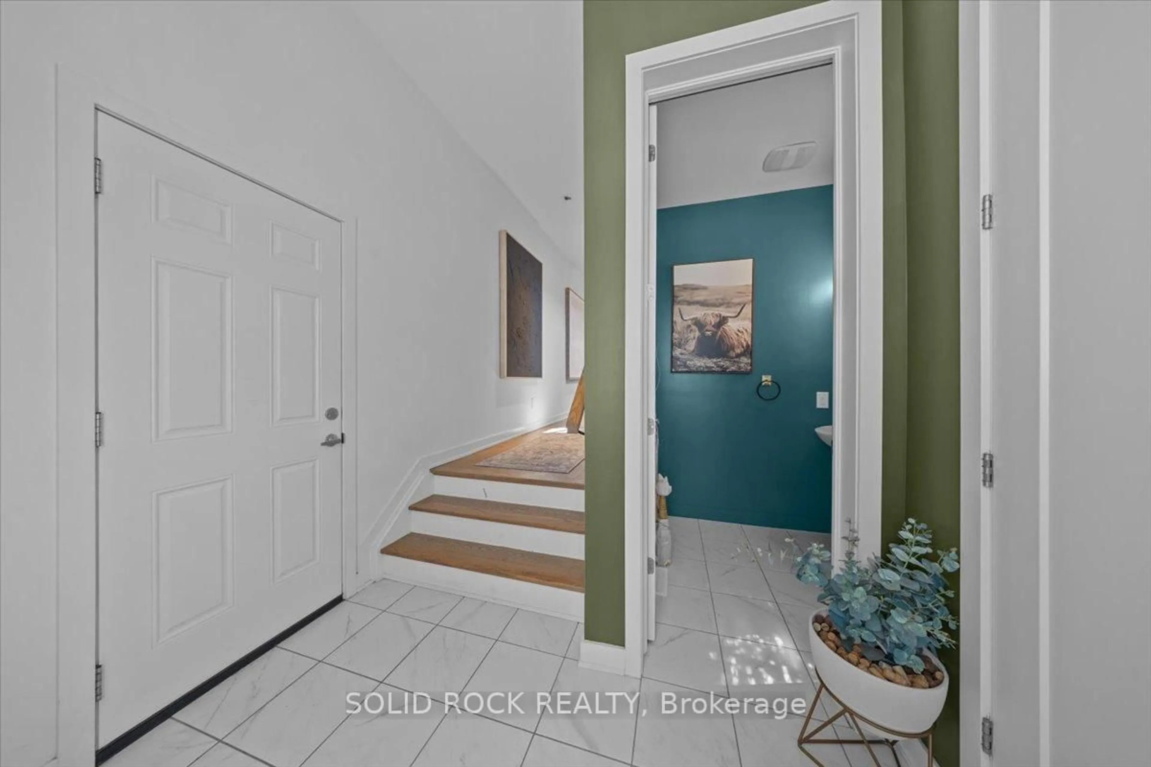 Indoor entryway for 255 Trailsedge Way, Ottawa Ontario K1W 0E8