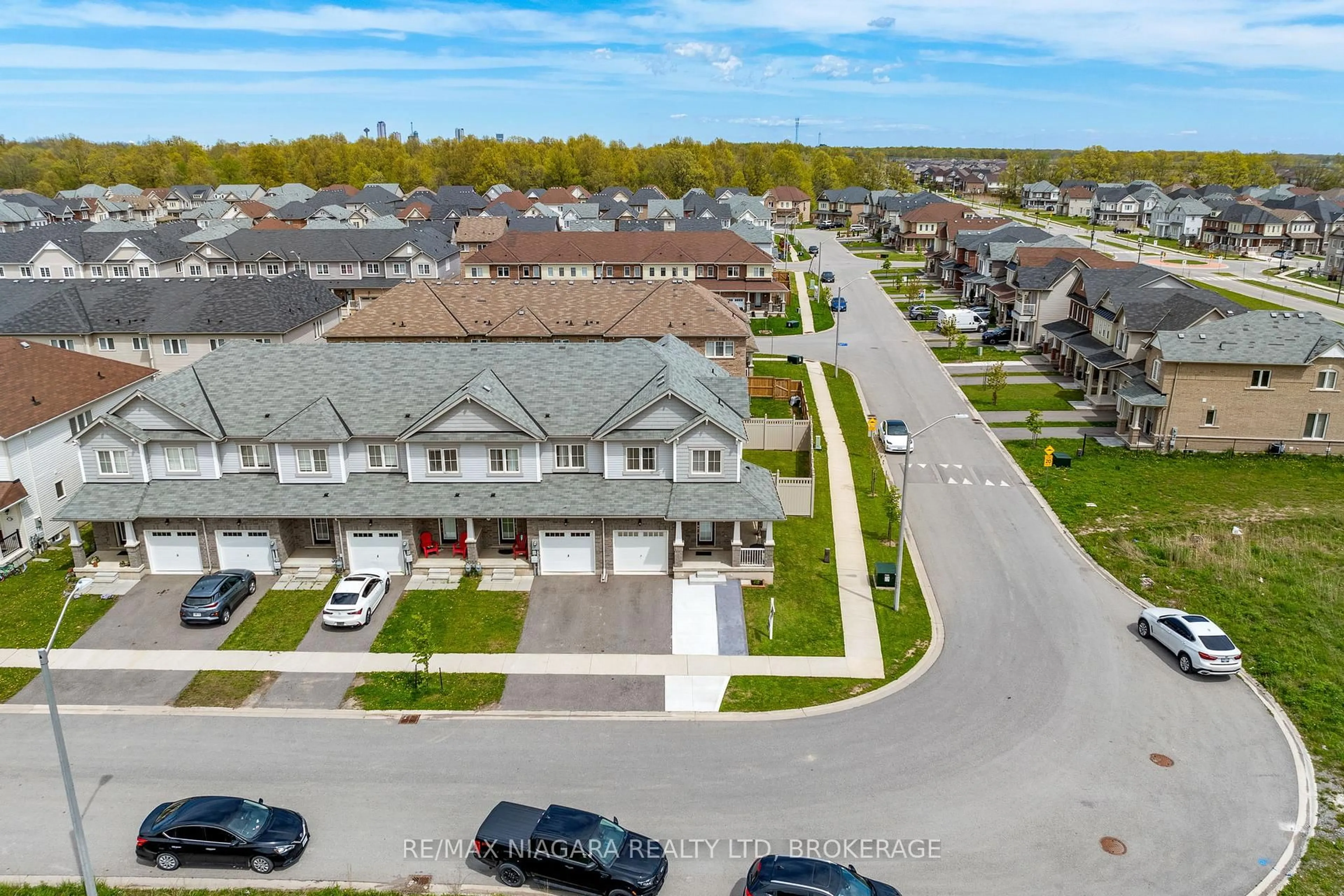 A pic from outside/outdoor area/front of a property/back of a property/a pic from drone, street for 7782 Dockweed Dr, Niagara Falls Ontario L2H 3S2