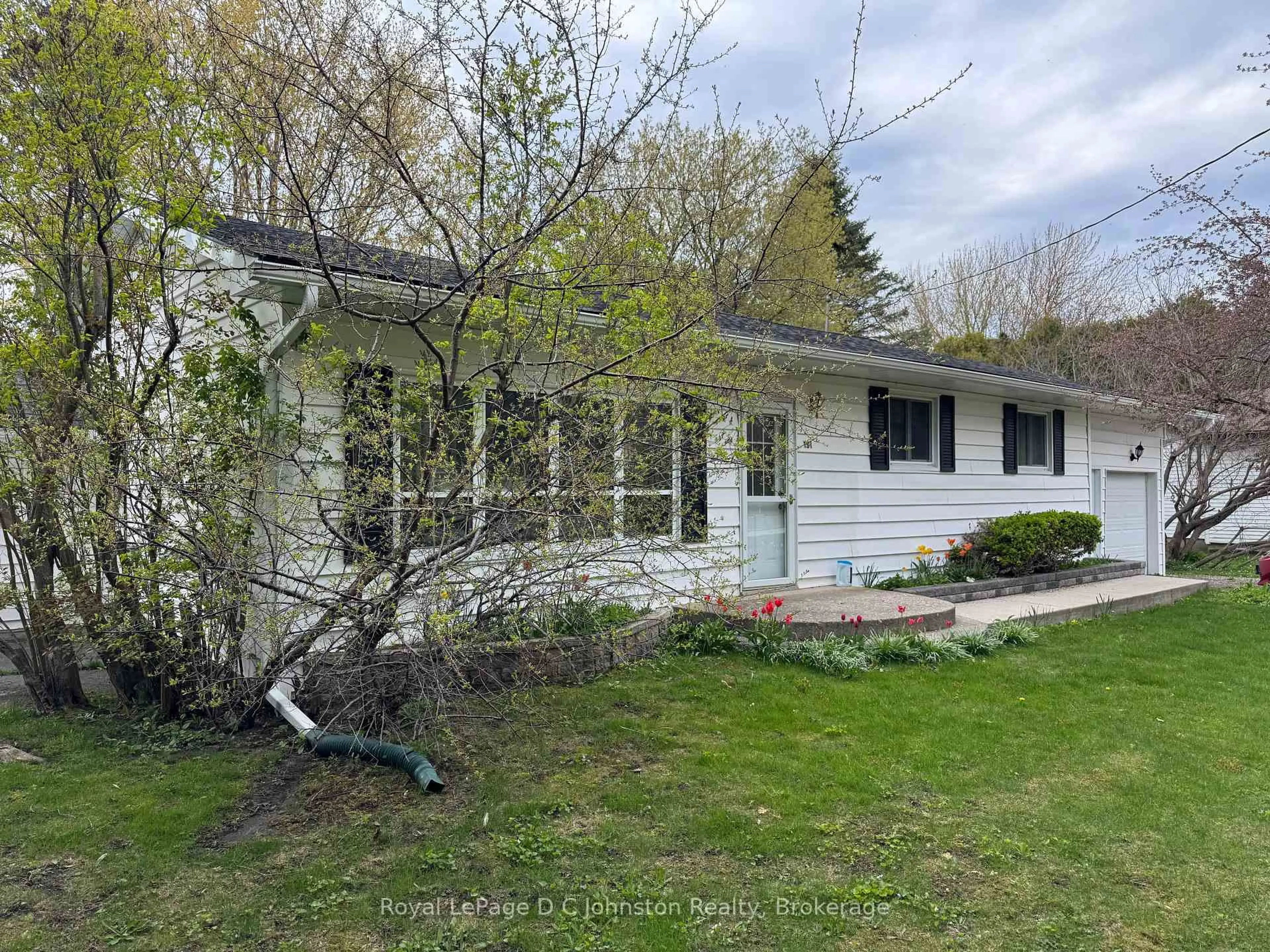 A pic from outside/outdoor area/front of a property/back of a property/a pic from drone, street for 191 Breadalbane St, Saugeen Shores Ontario N0H 2L0