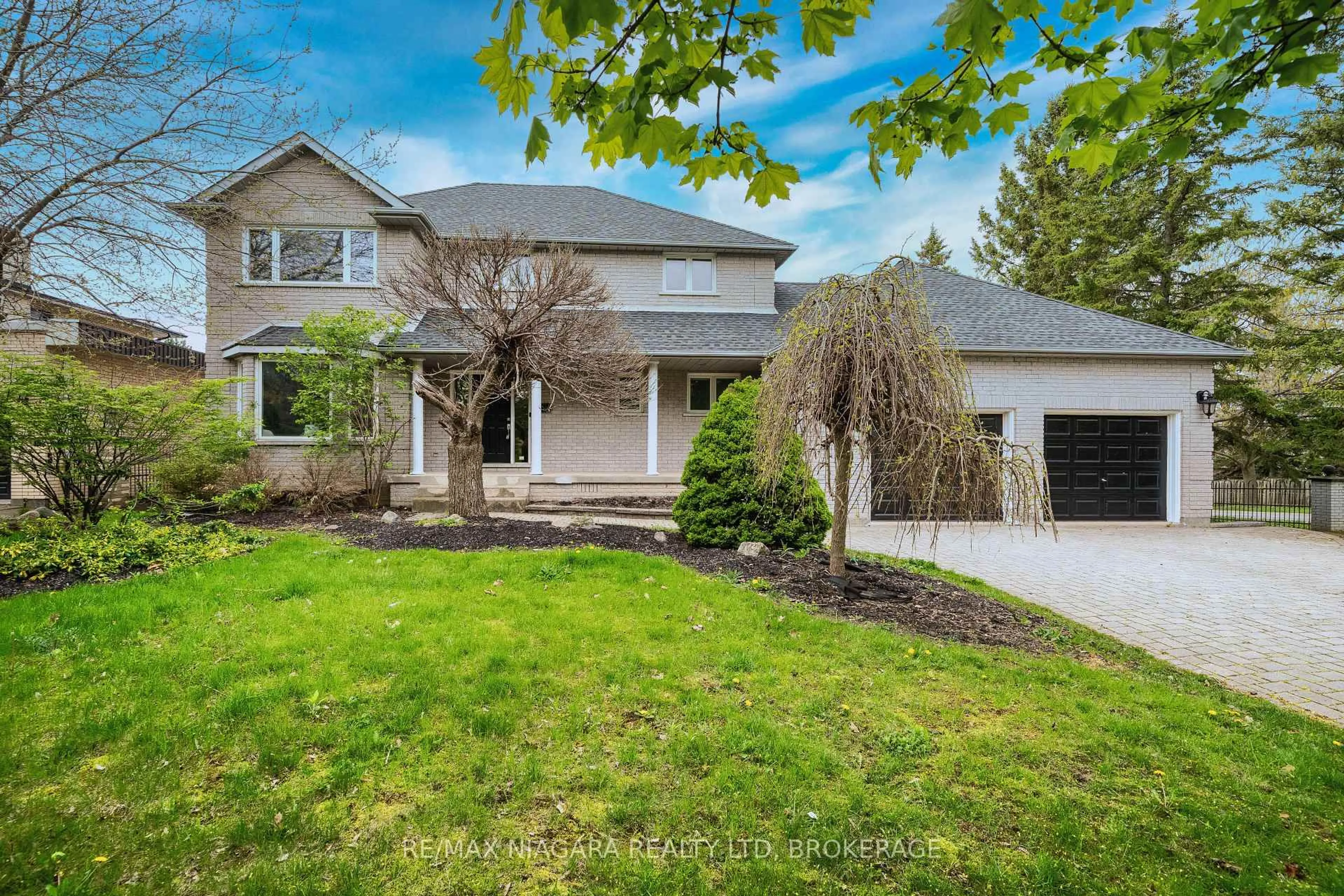 Home with vinyl exterior material, street for 2 Mcclure Cres, Thorold Ontario L2V 4B6