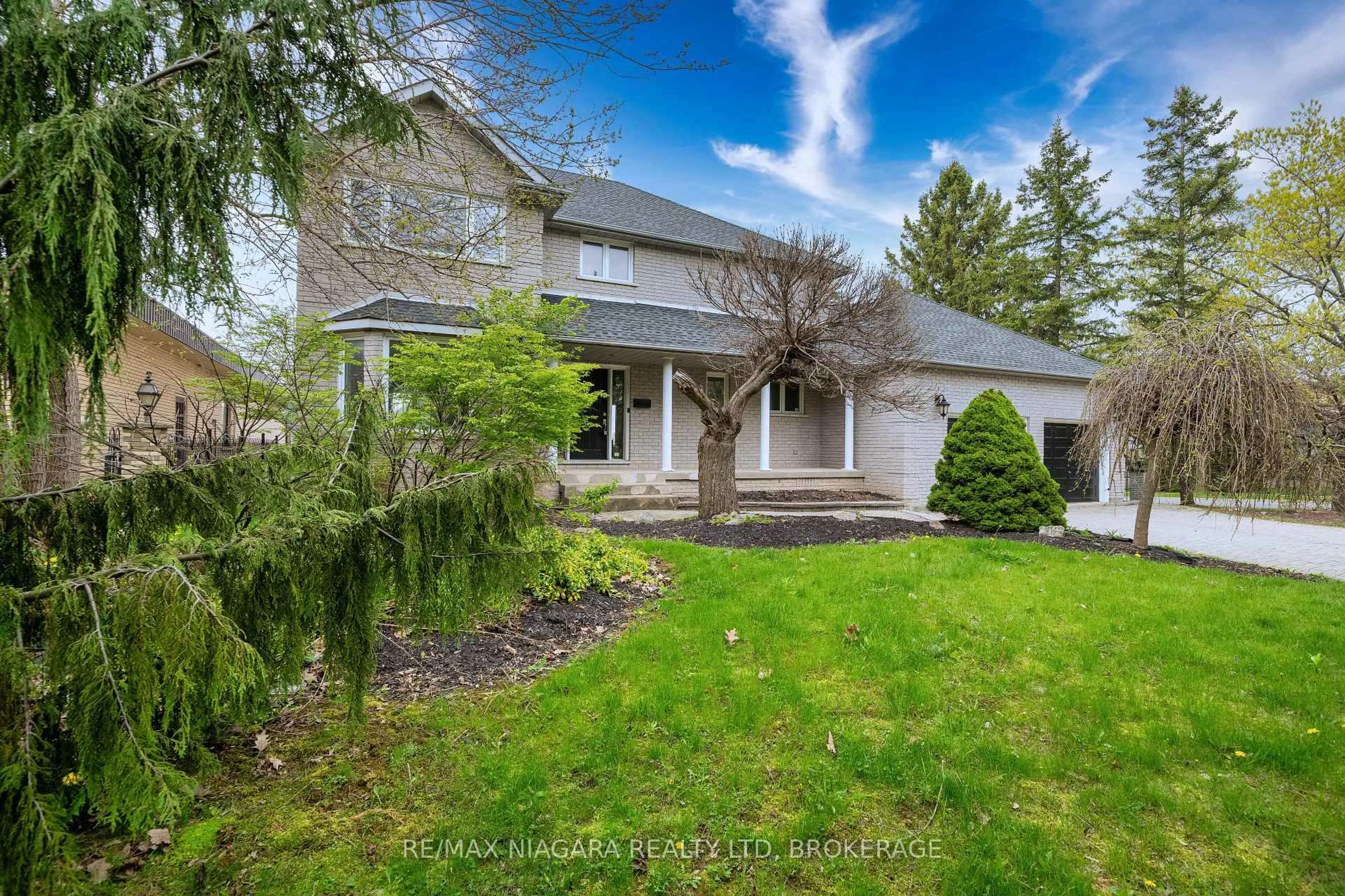 A pic from outside/outdoor area/front of a property/back of a property/a pic from drone, street for 2 Mcclure Cres, Thorold Ontario L2V 4B6
