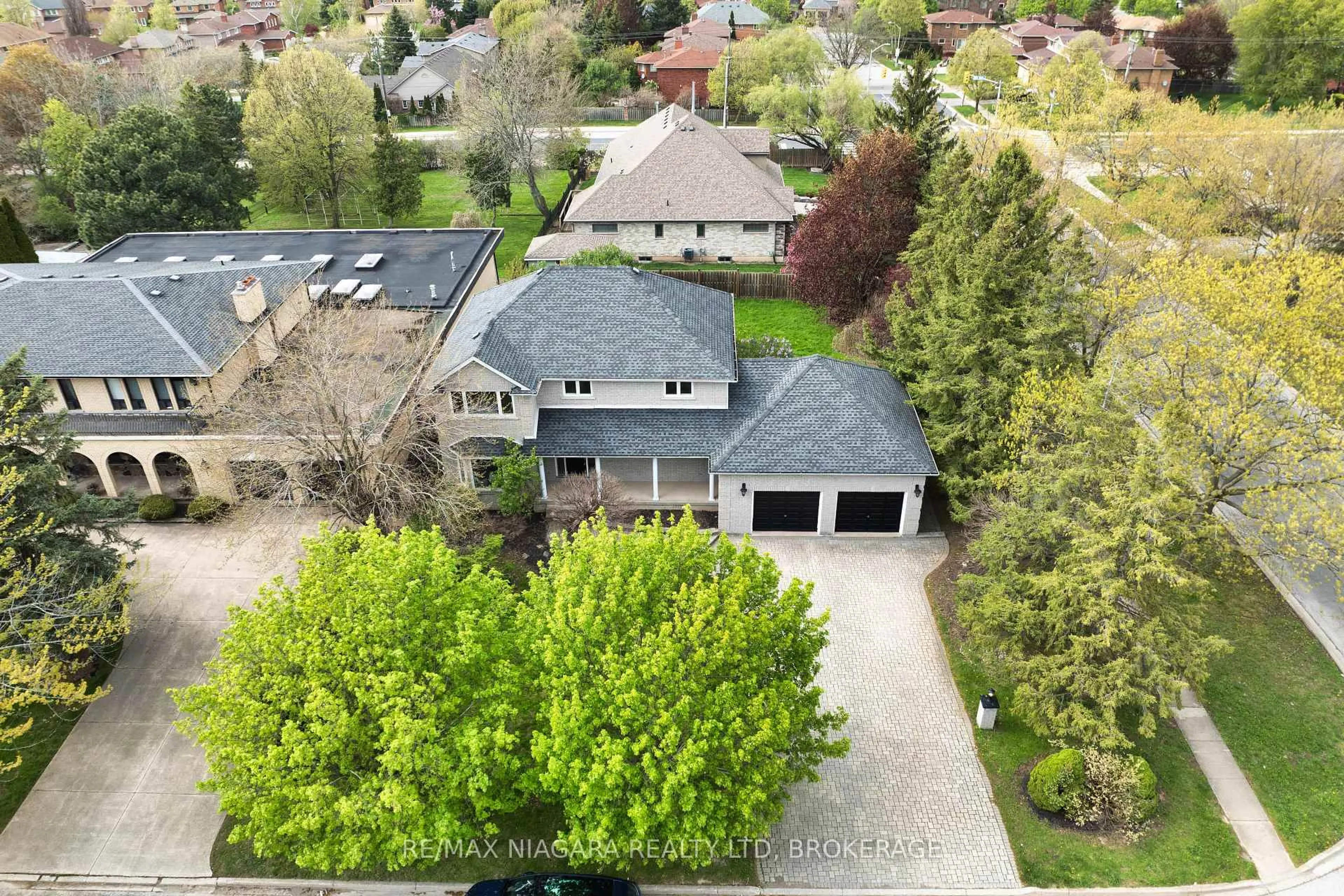 A pic from outside/outdoor area/front of a property/back of a property/a pic from drone, street for 2 Mcclure Cres, Thorold Ontario L2V 4B6