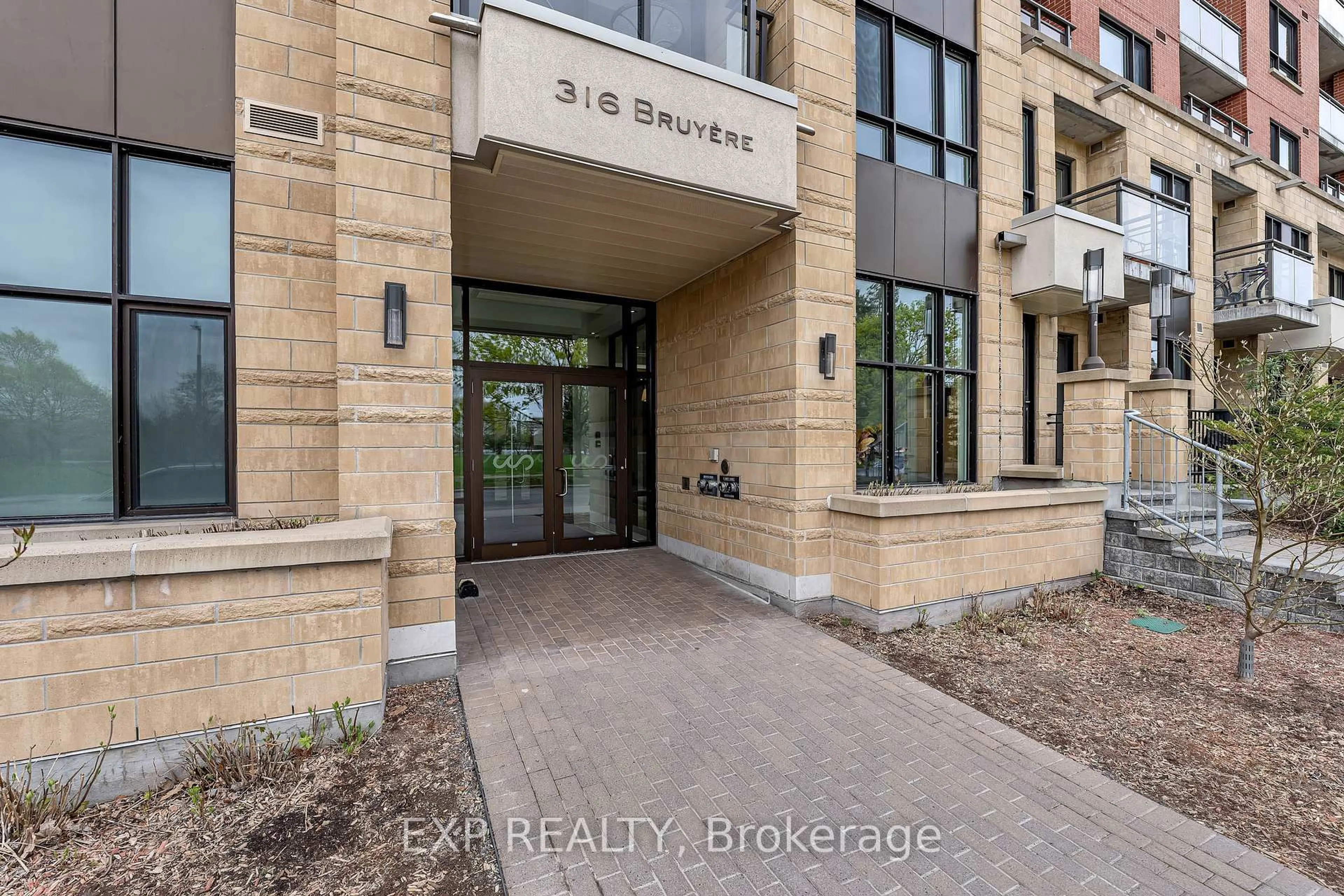Indoor entryway for 316 Bruyere St #410, Ottawa Ontario K1N 0C3