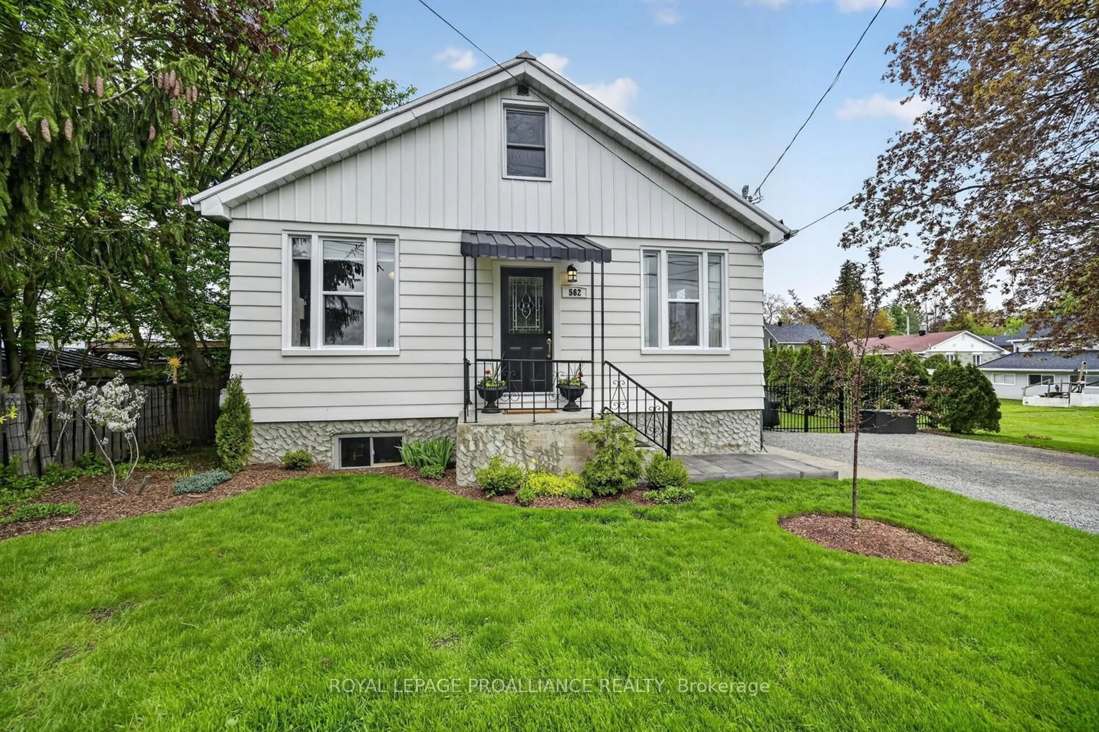 Home with vinyl exterior material, street for 562 Prince St, Prescott Ontario K0E 1T0