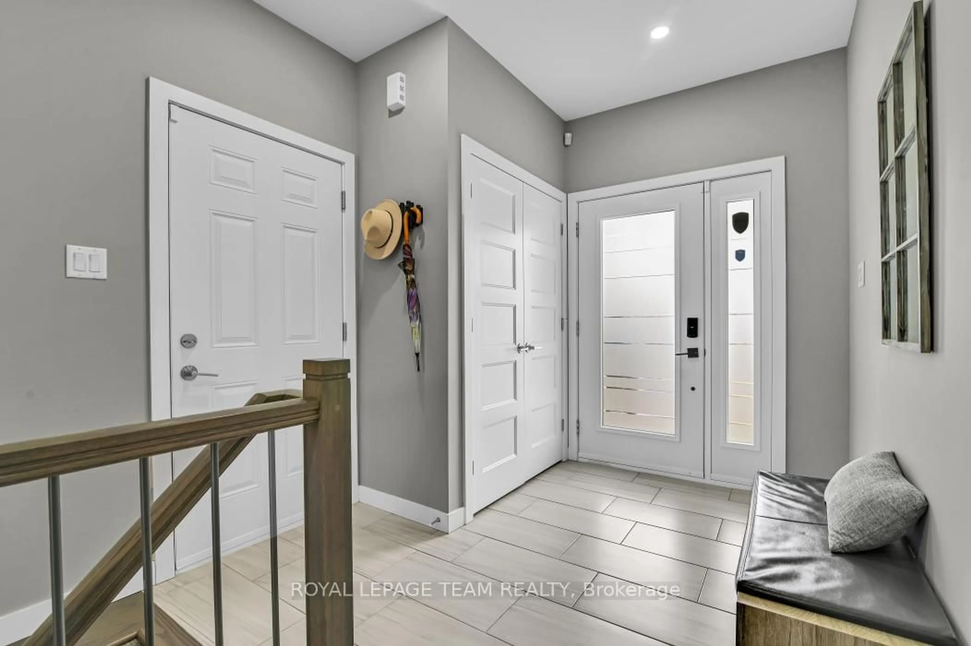 Indoor entryway for 203 Filion St, Russell Ontario K0A 1W0