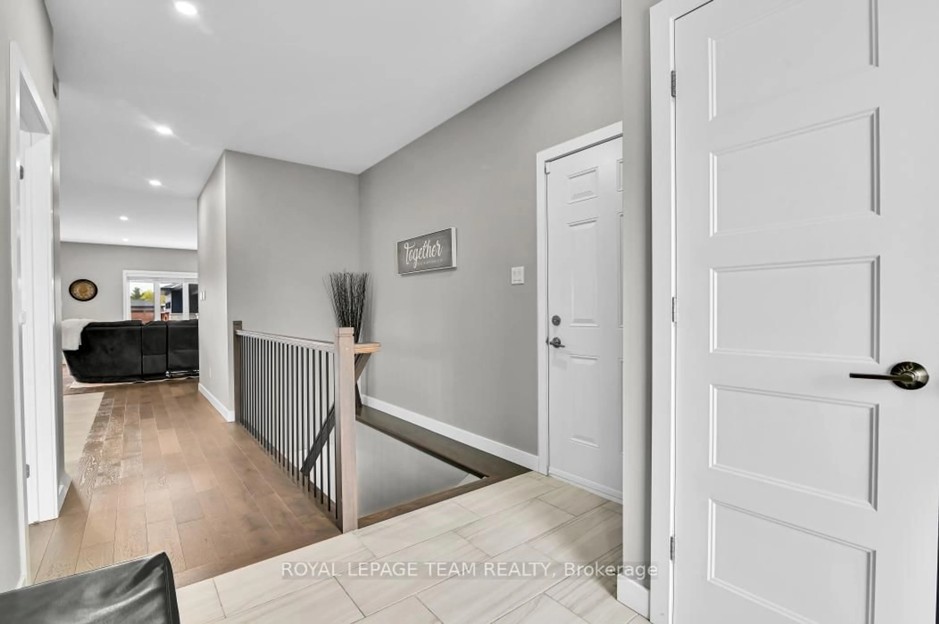 Indoor entryway for 203 Filion St, Russell Ontario K0A 1W0
