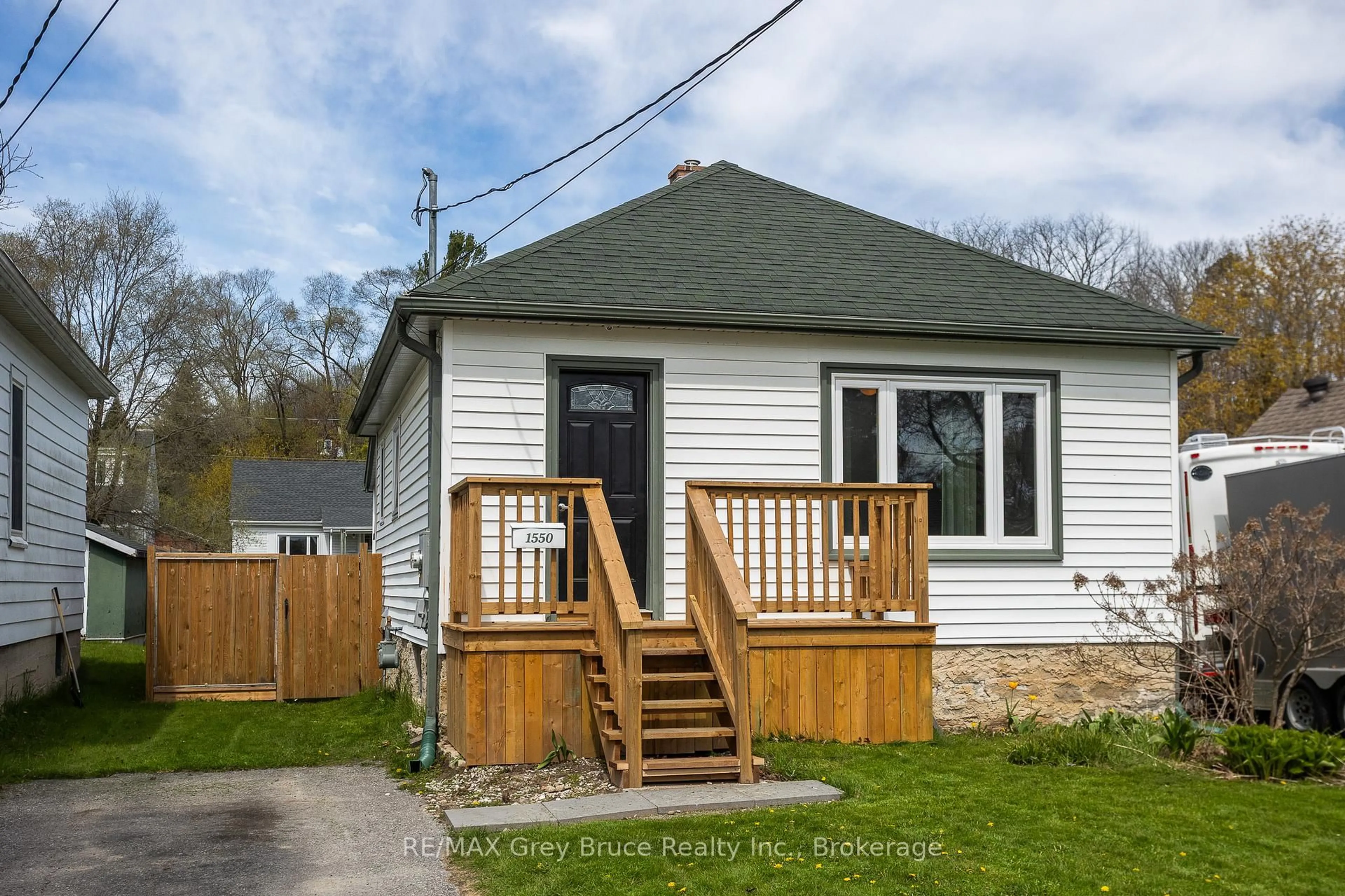 Home with vinyl exterior material, street for 1550 5th Ave, Owen Sound Ontario N4K 5B5