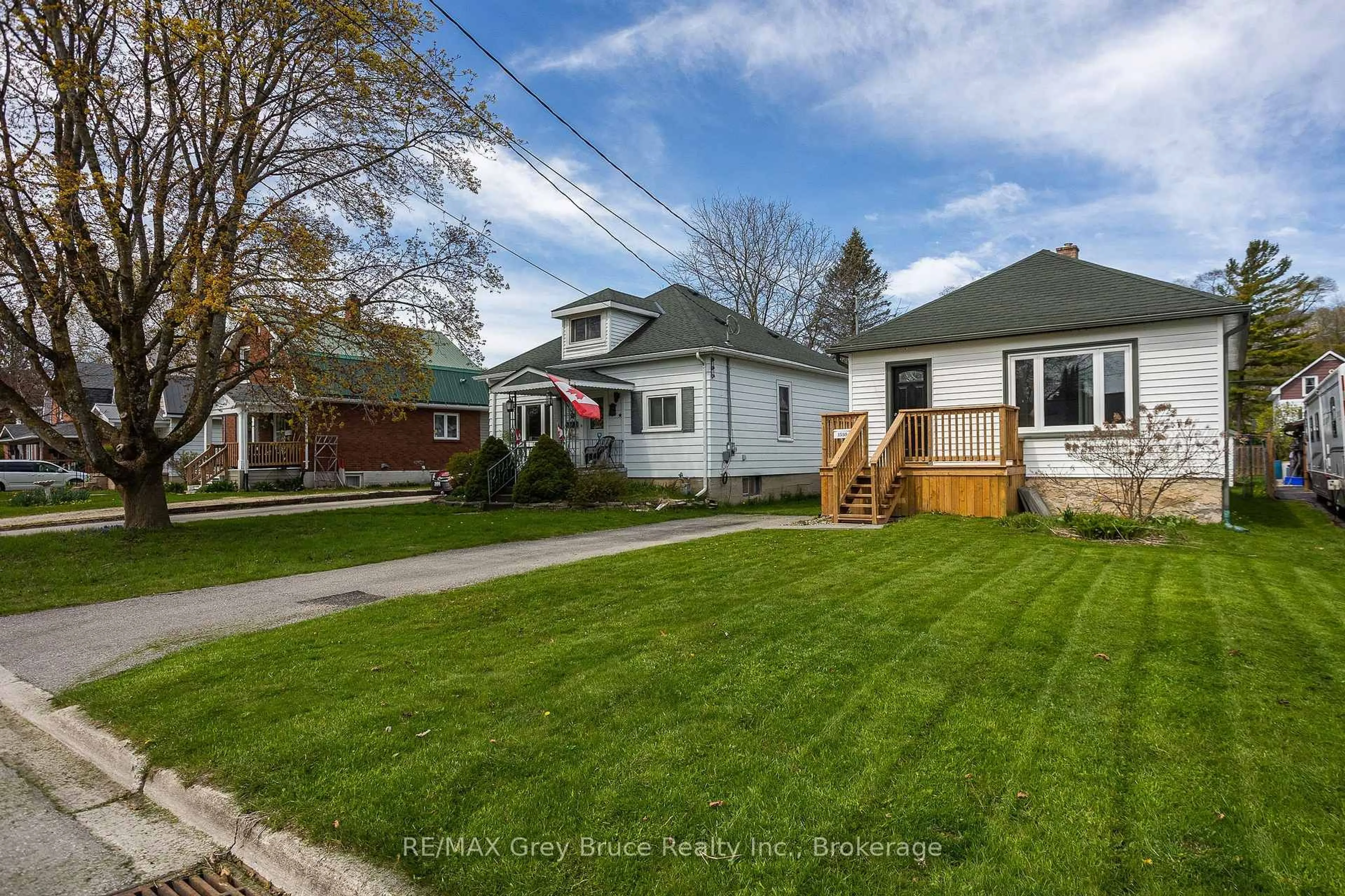 A pic from outside/outdoor area/front of a property/back of a property/a pic from drone, street for 1550 5th Ave, Owen Sound Ontario N4K 5B5