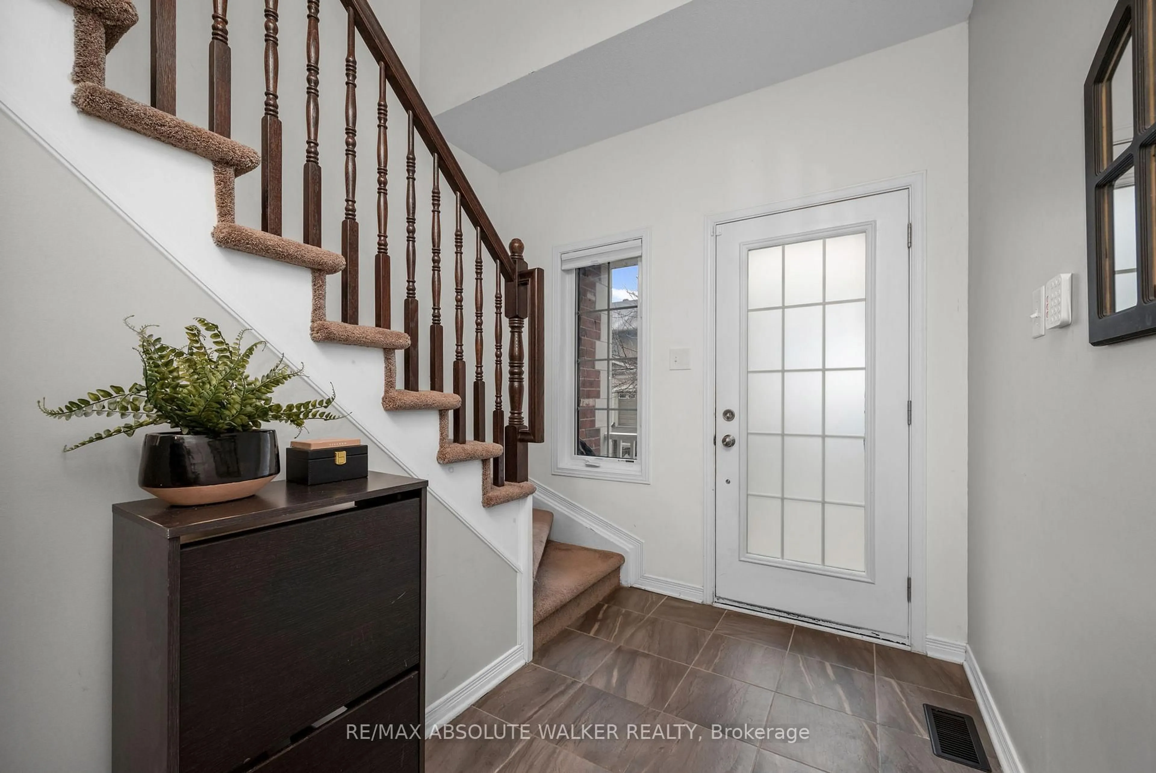 Indoor entryway for 33 Dundalk Private, Ottawa Ontario K2J 0J5