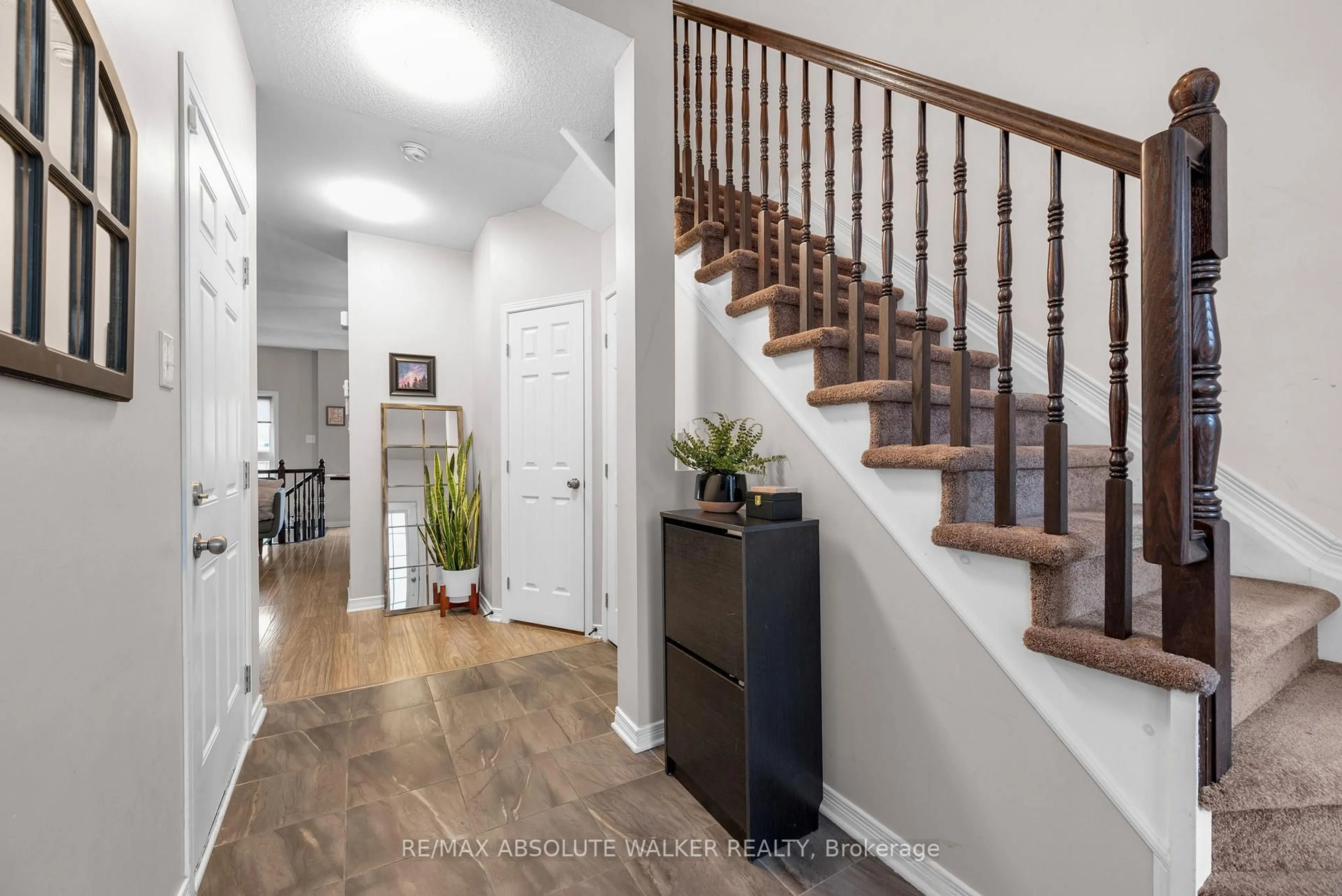 Indoor entryway for 33 Dundalk Private, Ottawa Ontario K2J 0J5