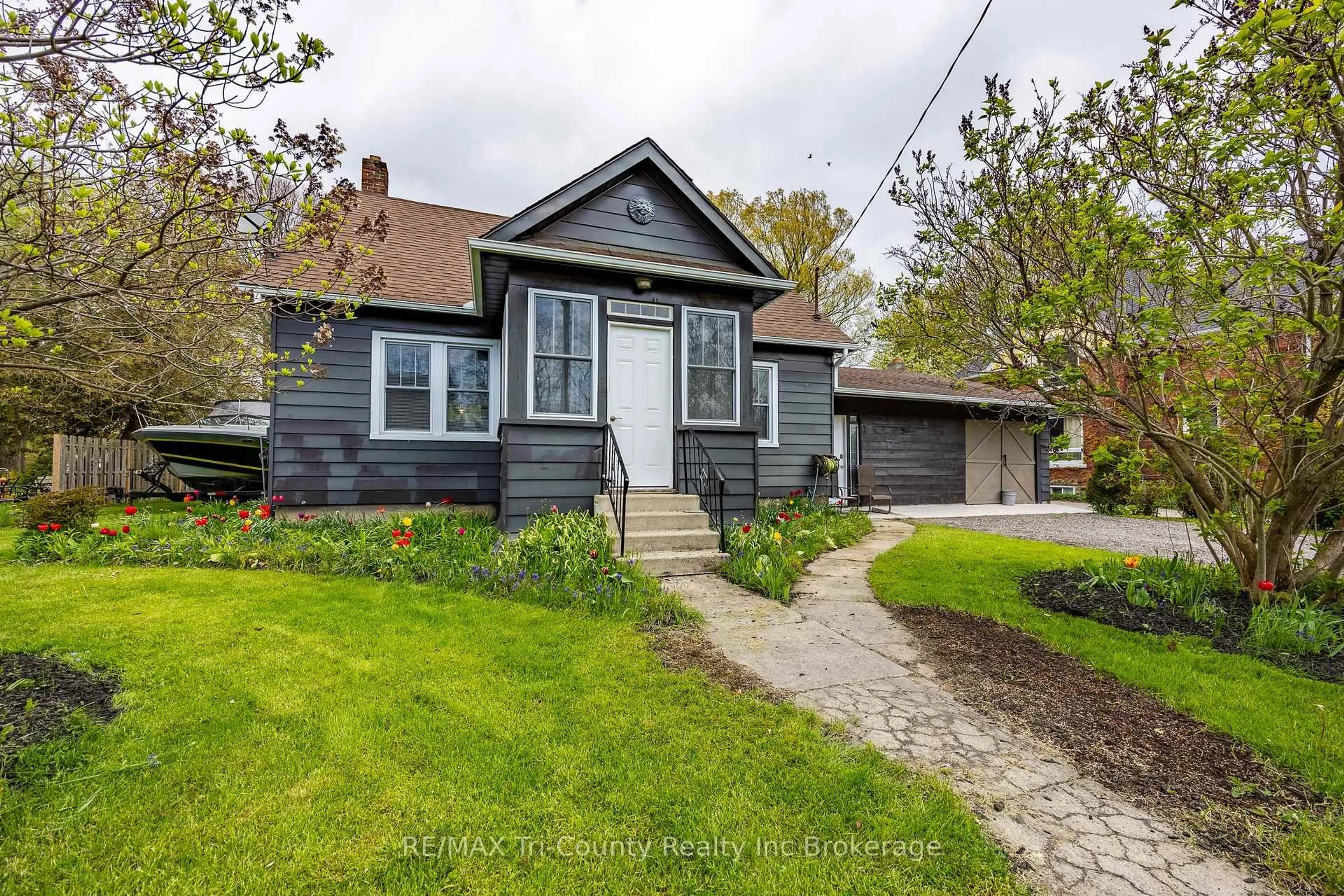 Home with vinyl exterior material, street for 33 Wellington St, Bayham Ontario N0J 1T0