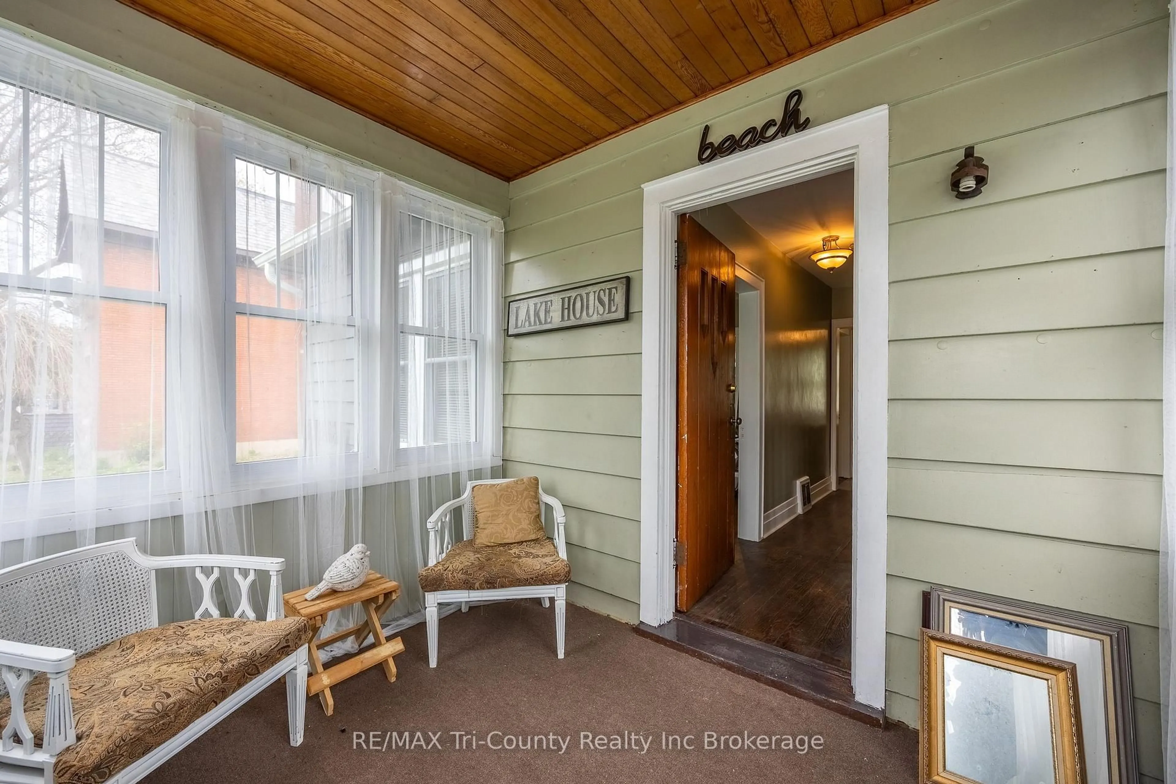 Indoor entryway for 33 Wellington St, Bayham Ontario N0J 1T0
