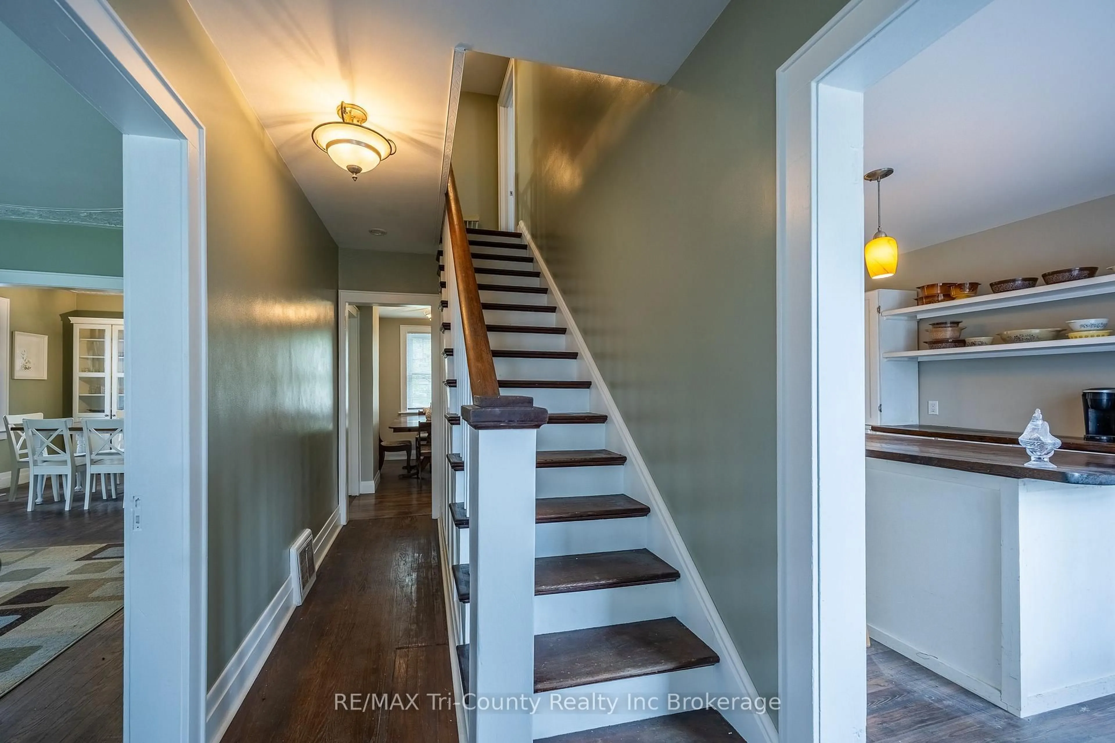 Stairs for 33 Wellington St, Bayham Ontario N0J 1T0