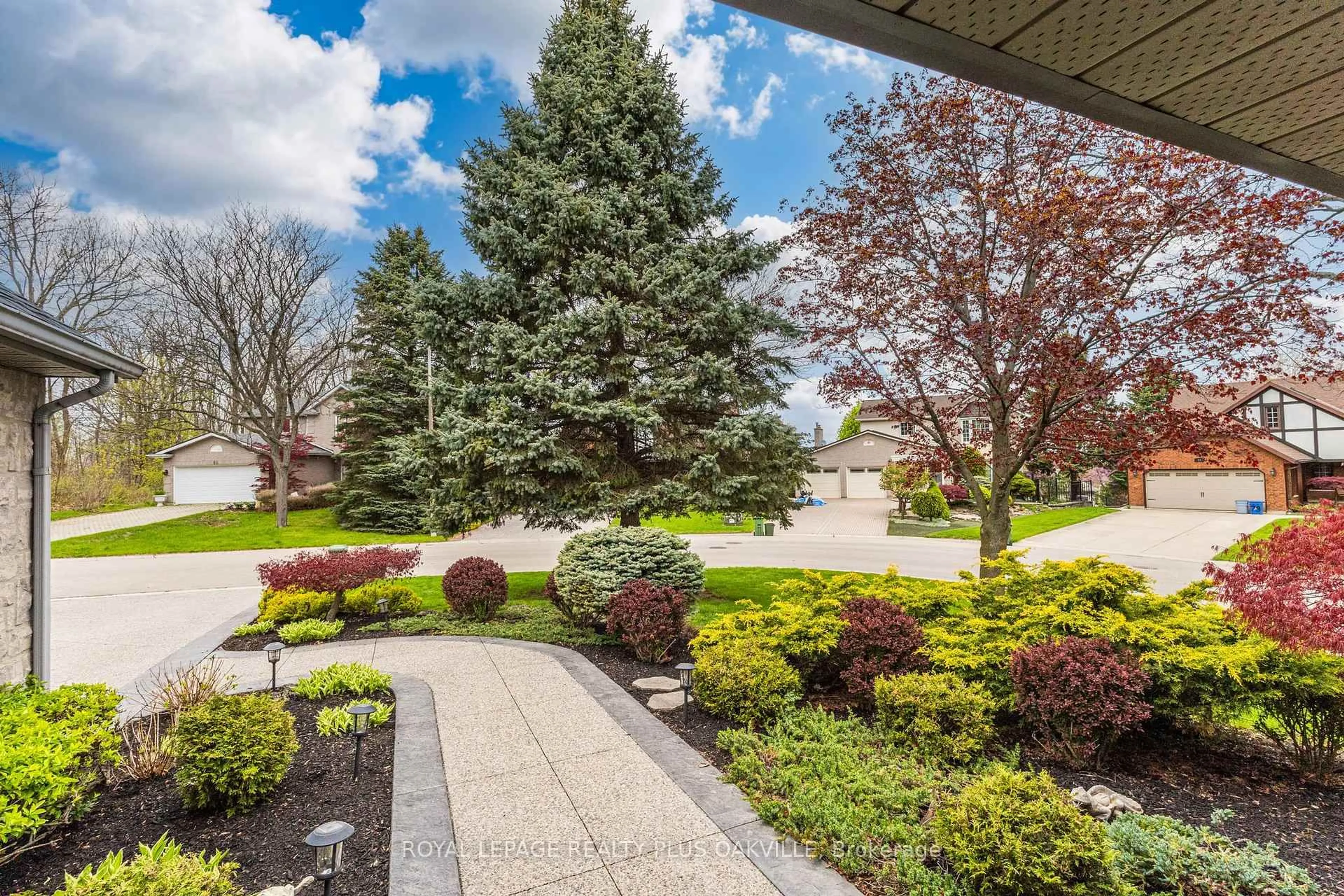 Patio, street for 67 Honeysuckle Cres, Hamilton Ontario L9K 1B2