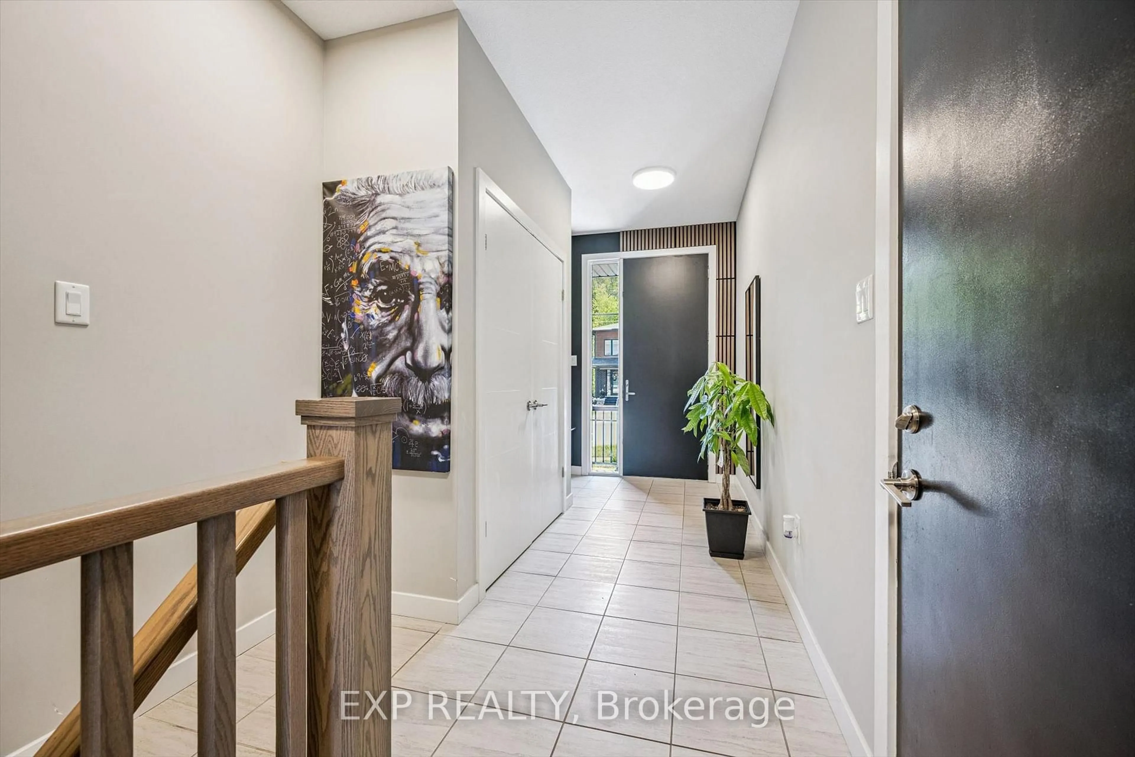 Indoor entryway for 907 Robert Ferrie Dr, Kitchener Ontario N2R 0P2