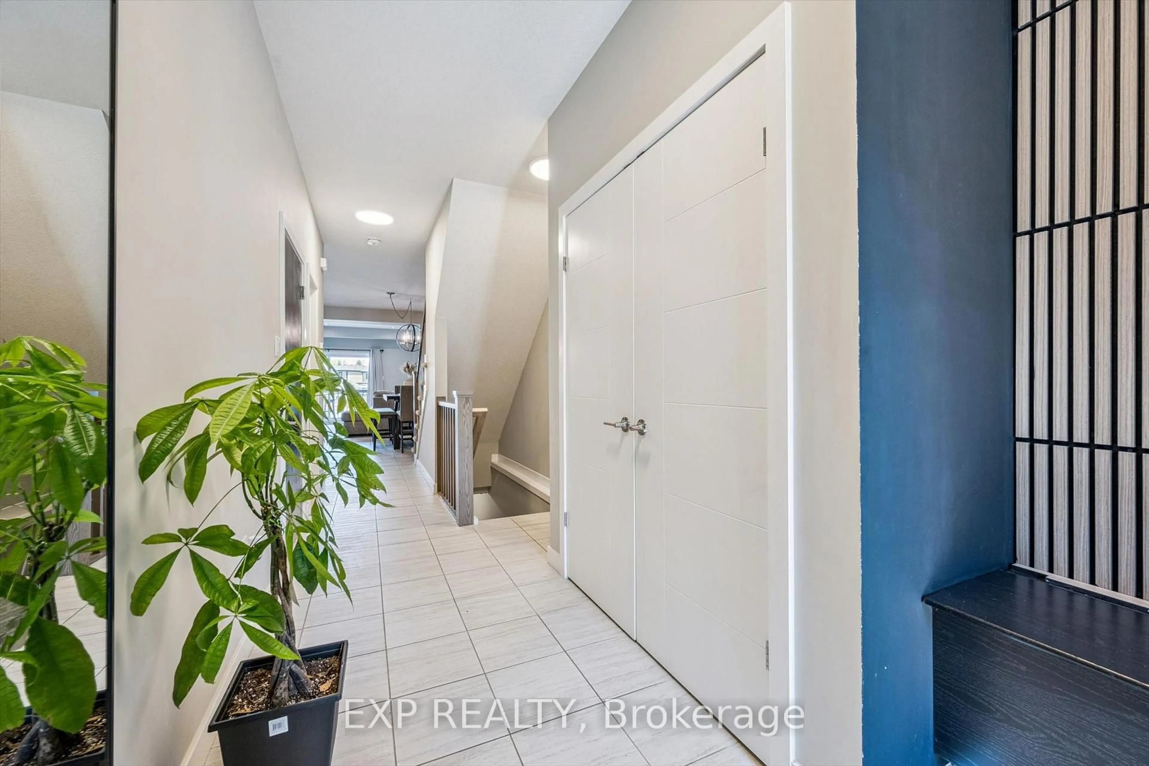 Indoor entryway for 907 Robert Ferrie Dr, Kitchener Ontario N2R 0P2