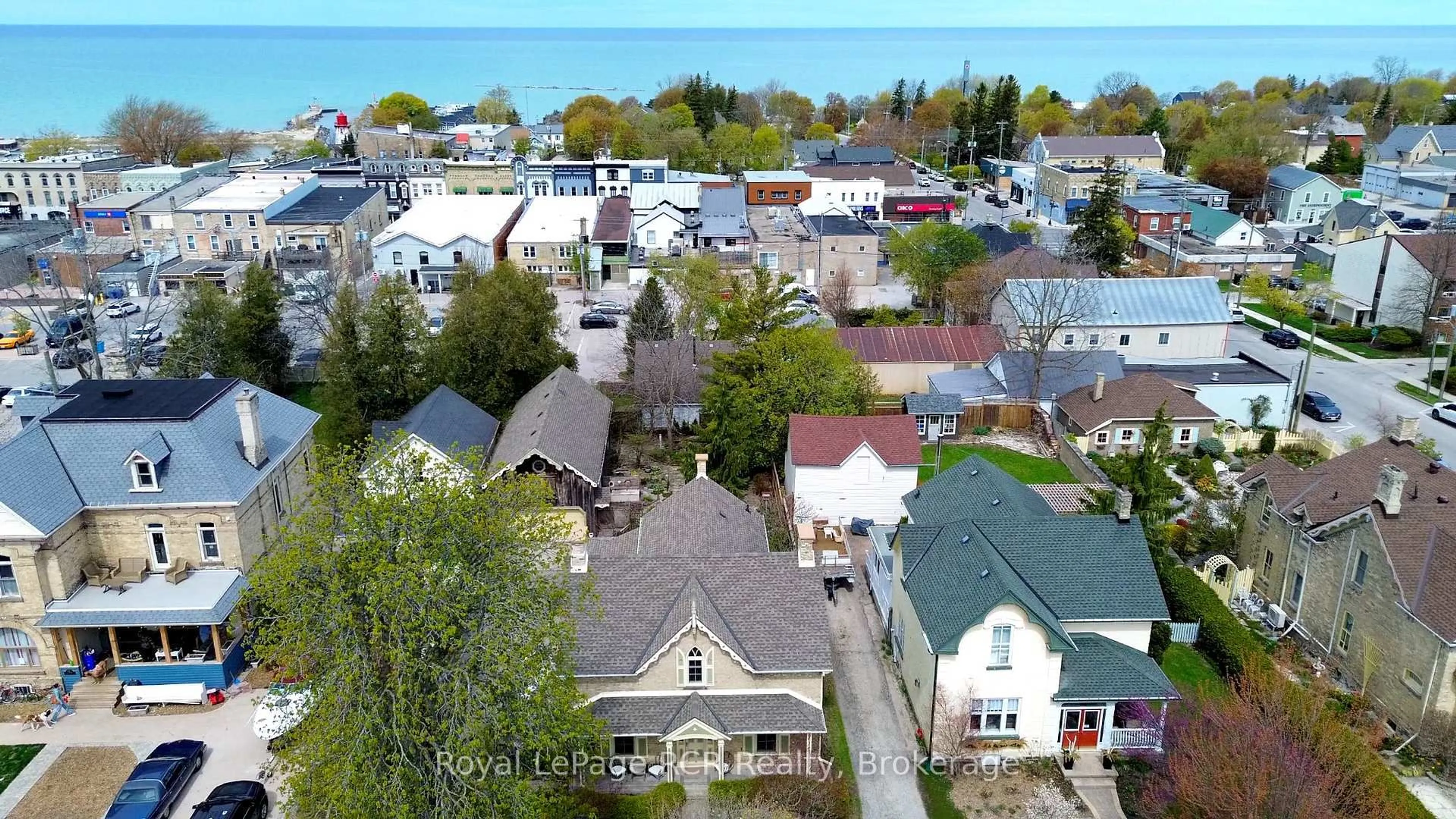 A pic from outside/outdoor area/front of a property/back of a property/a pic from drone, city buildings view from balcony for 804 Princes St, Kincardine Ontario N2Z 1Z1
