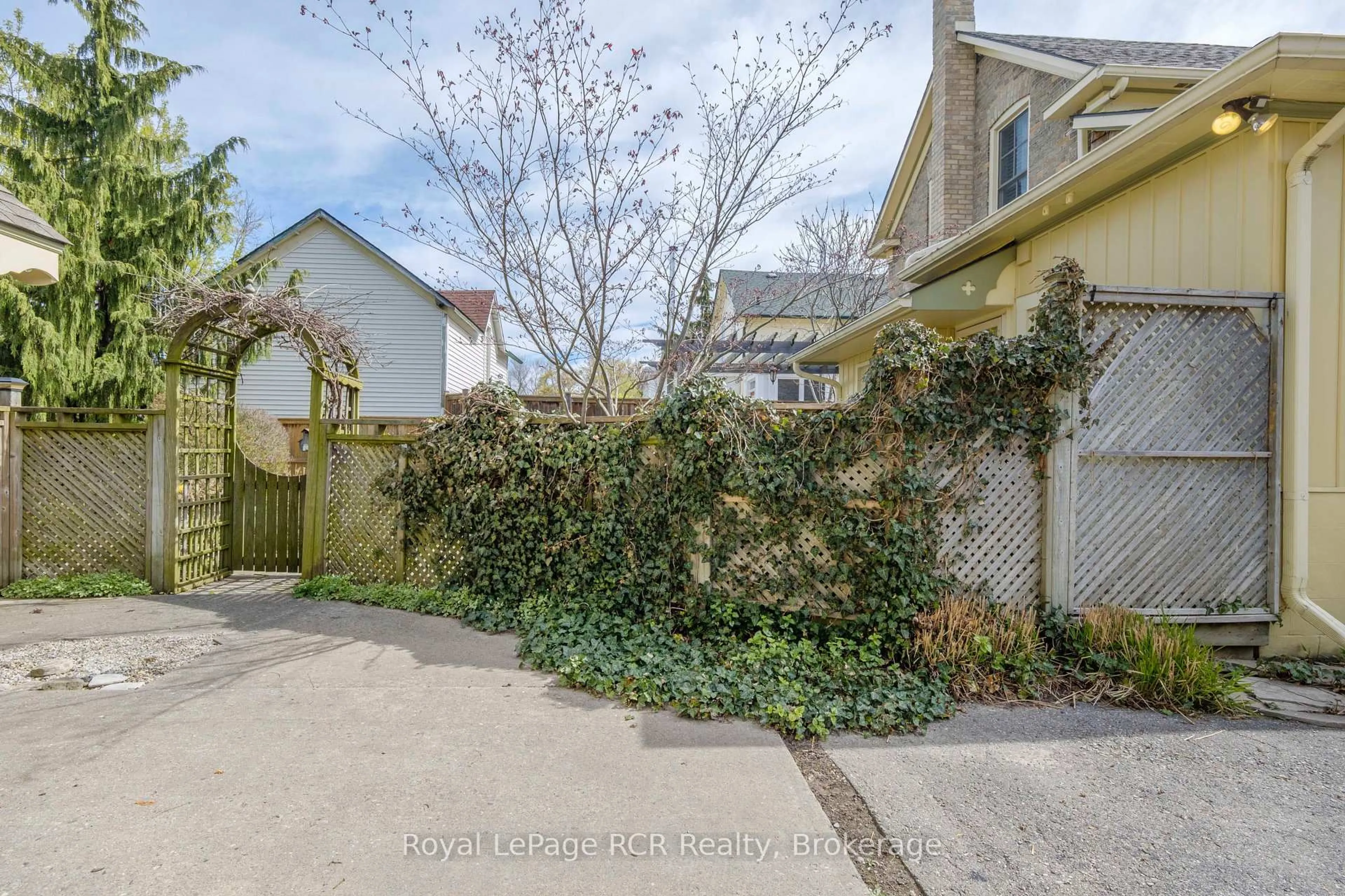 A pic from outside/outdoor area/front of a property/back of a property/a pic from drone, street for 804 Princes St, Kincardine Ontario N2Z 1Z1