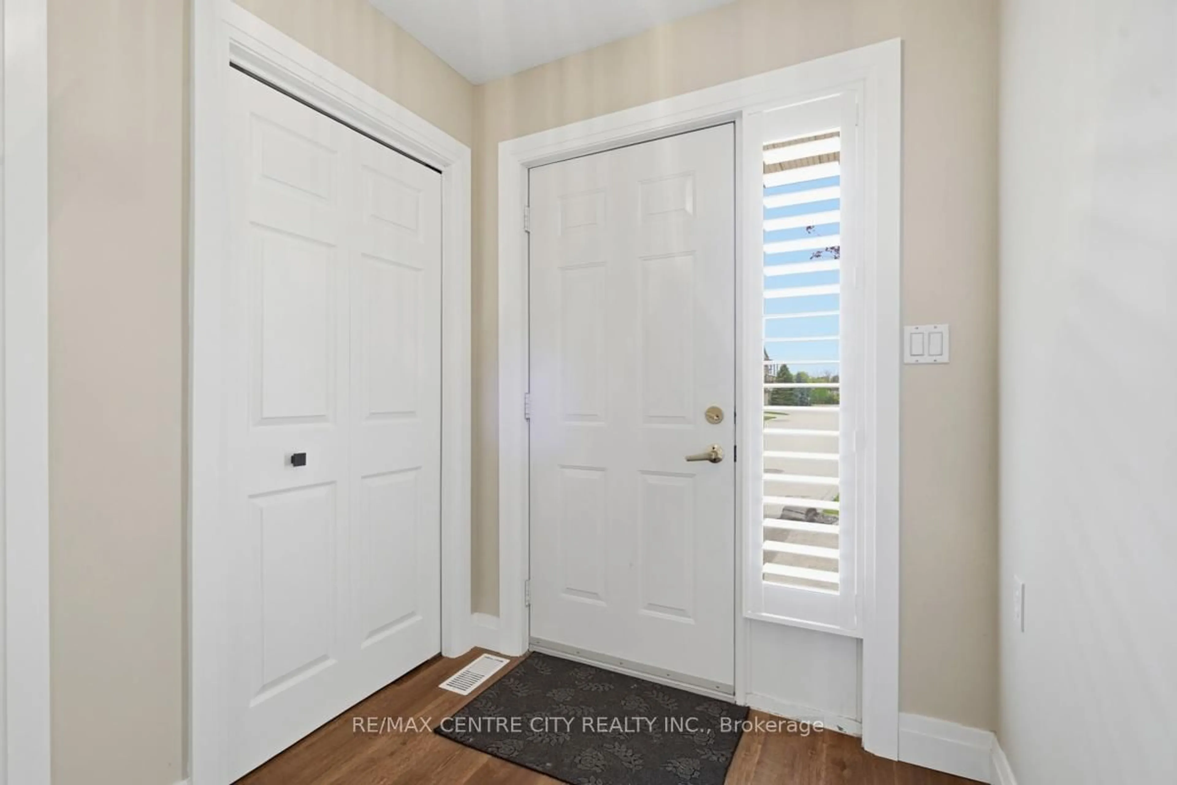 Indoor entryway for 22 Ilderbrook Circ, Middlesex Centre Ontario N0M 2A0