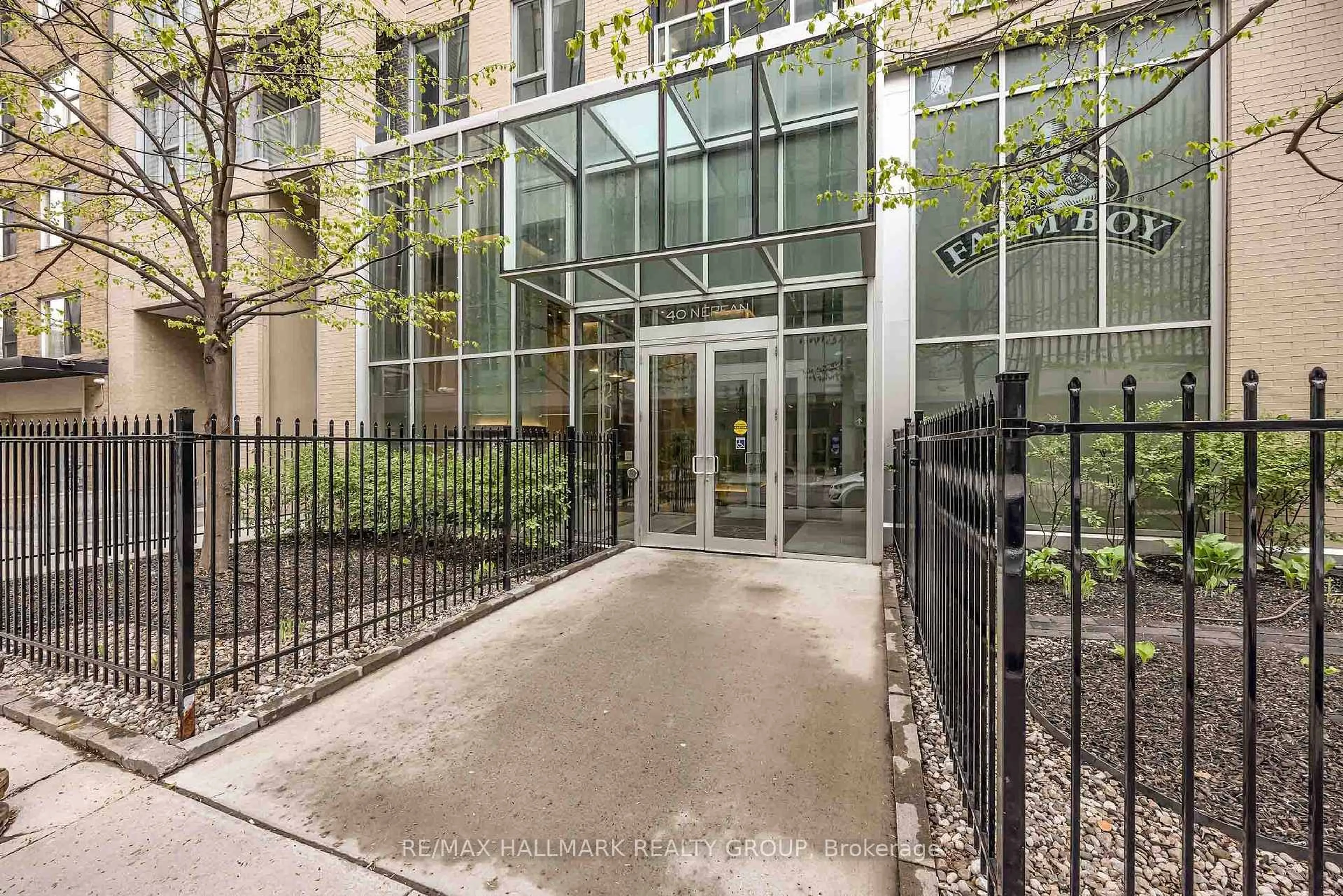 Indoor foyer for 40 Nepean St #1905, Ottawa Ontario K2P 0X5