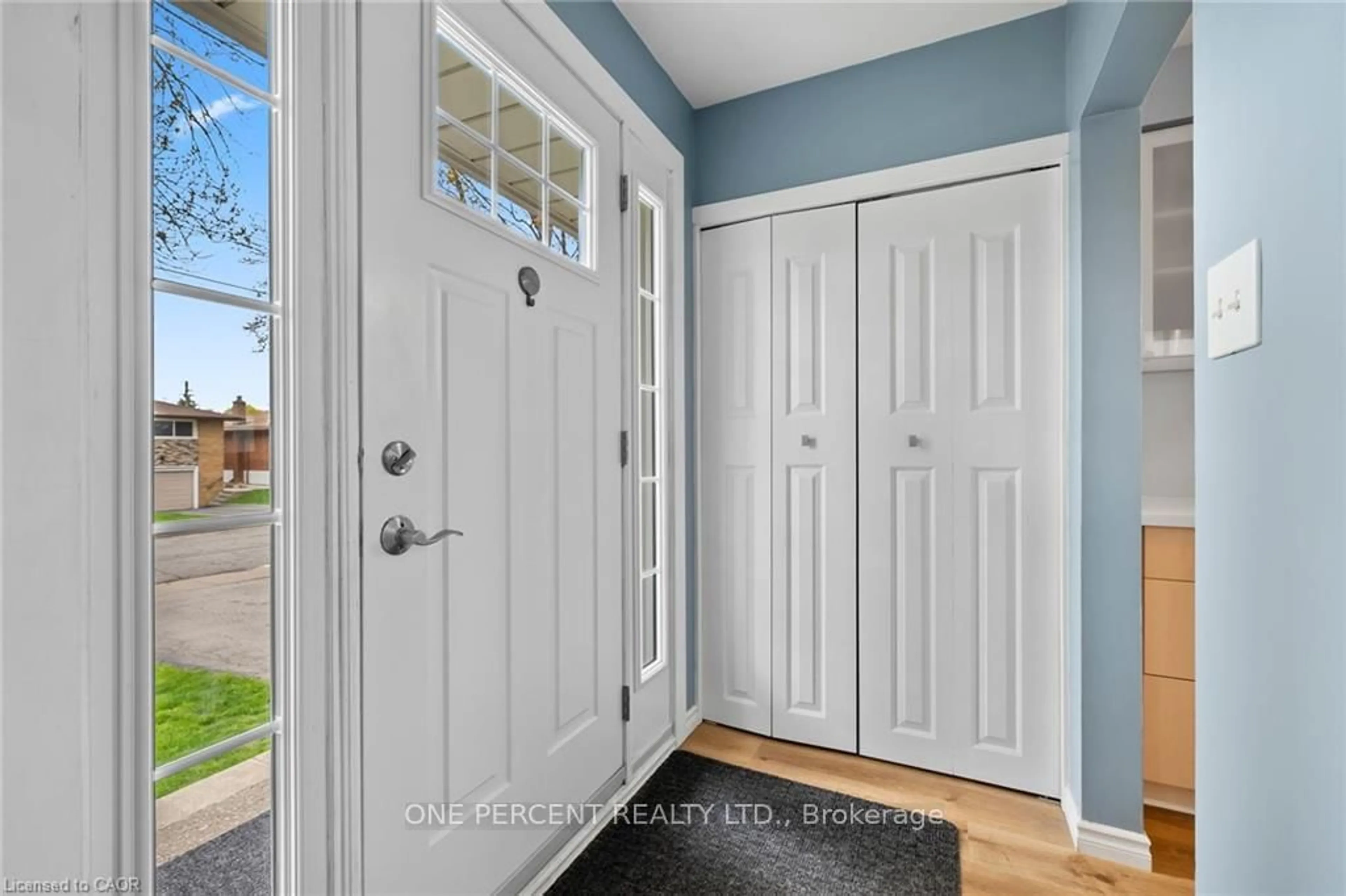 Indoor entryway for 42 Atwater Cres, Hamilton Ontario L9C 2E7