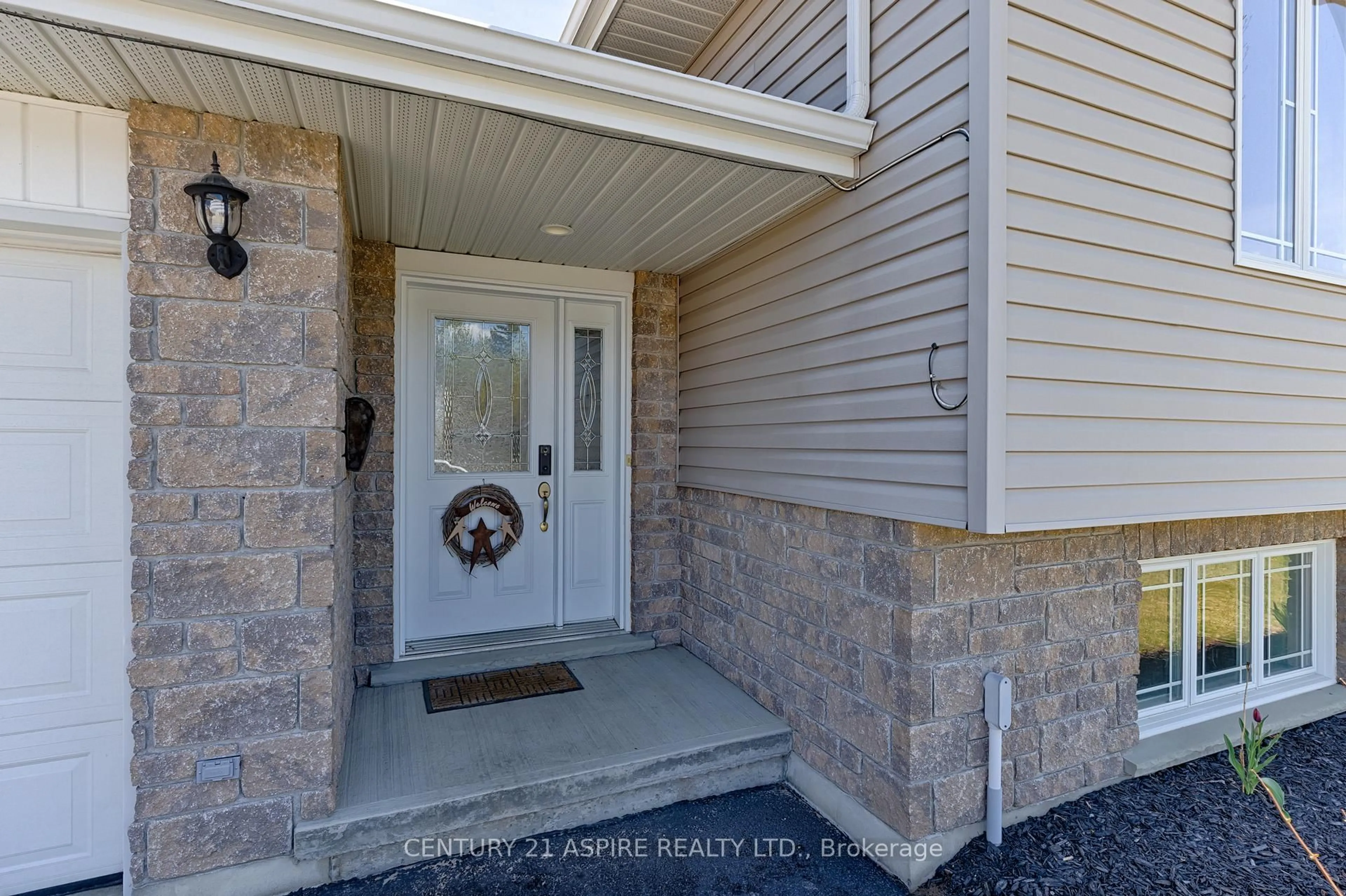 Indoor entryway for 42 Oak Ave, Petawawa Ontario K8H 0B5