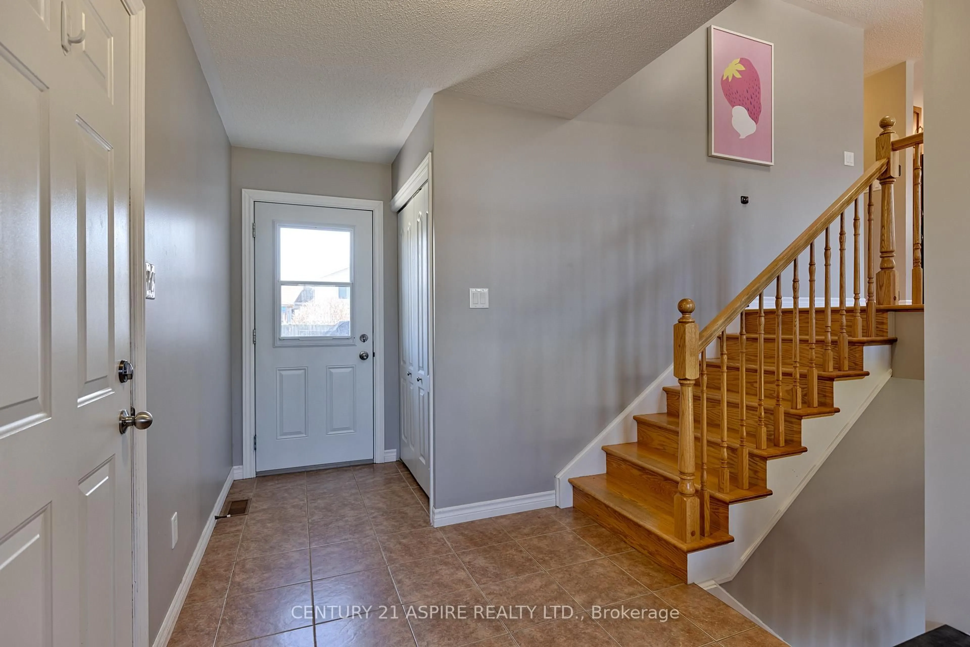 Indoor entryway for 42 Oak Ave, Petawawa Ontario K8H 0B5