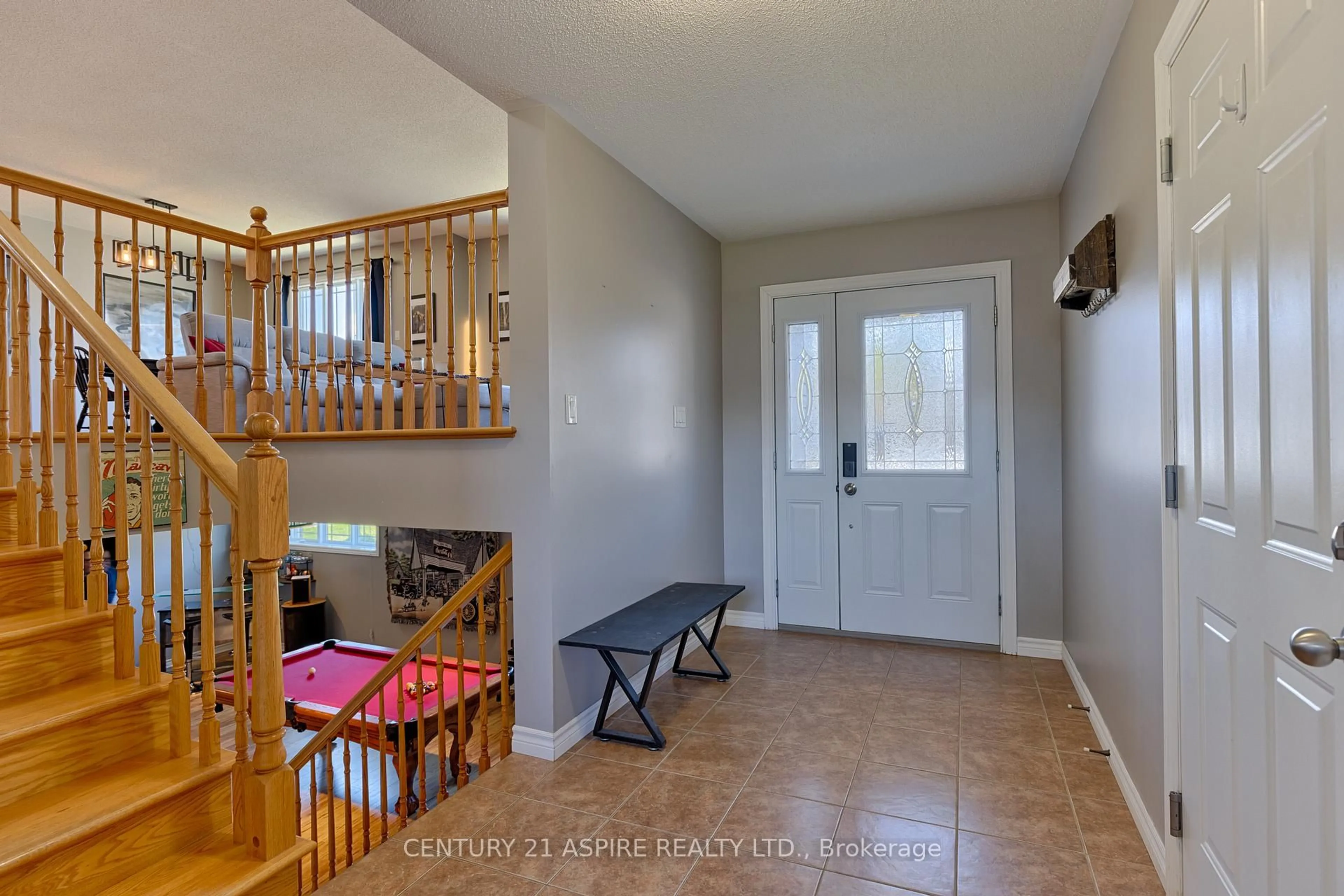 Indoor entryway for 42 Oak Ave, Petawawa Ontario K8H 0B5