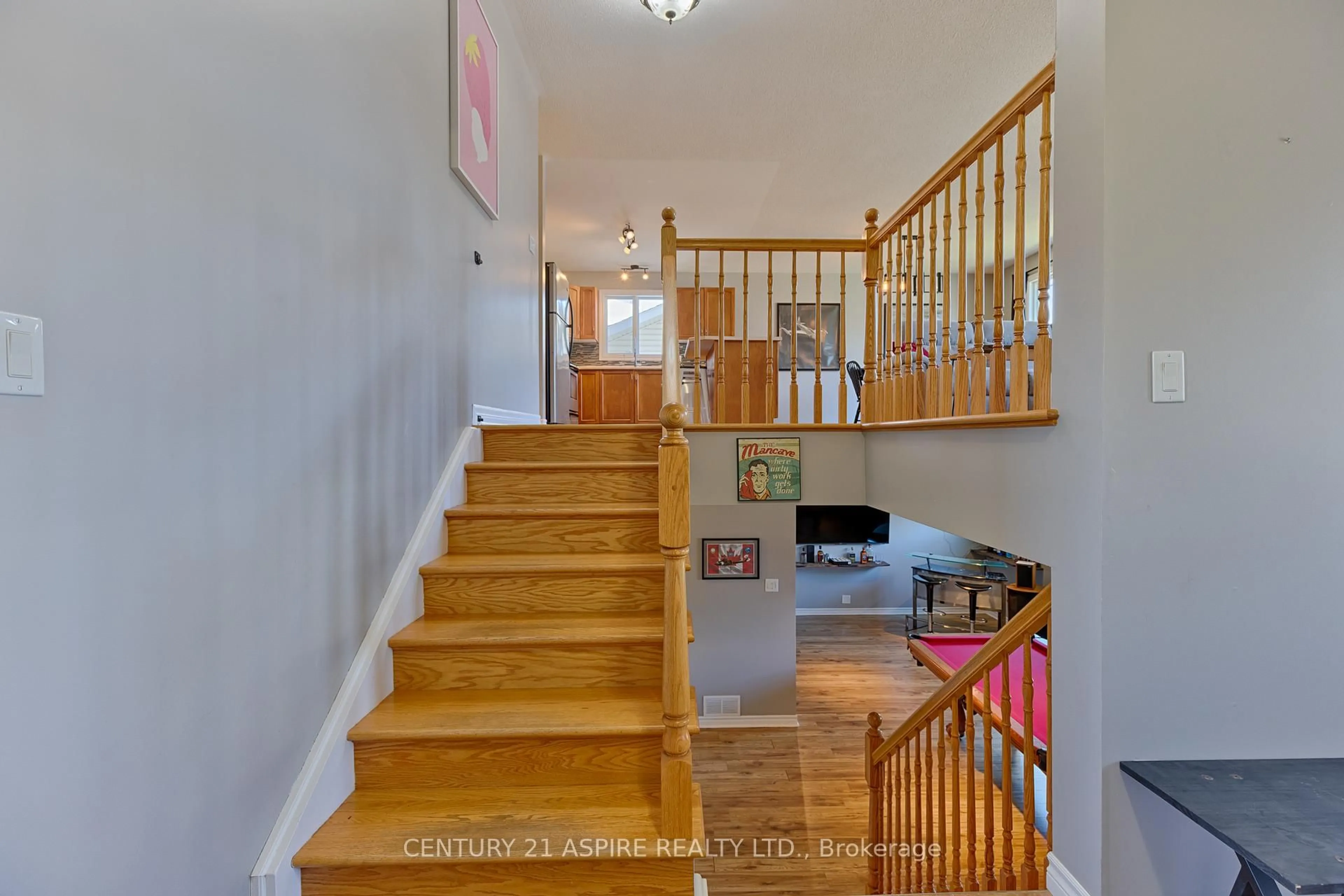Indoor foyer for 42 Oak Ave, Petawawa Ontario K8H 0B5