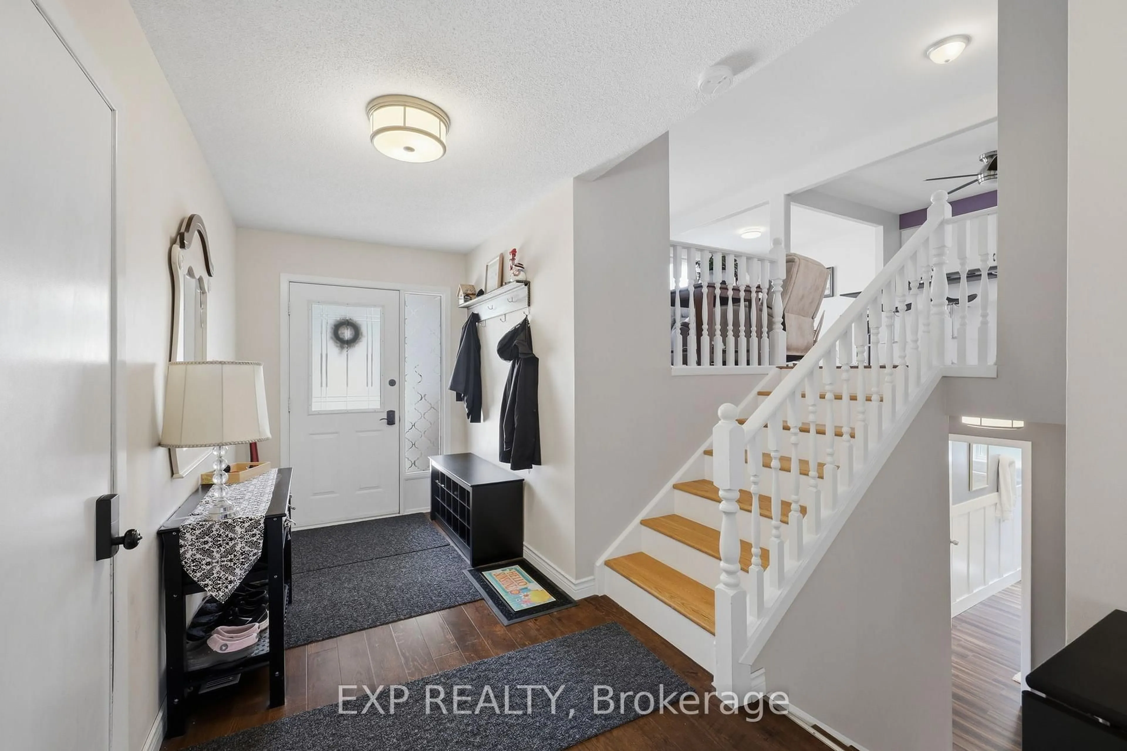 Indoor entryway for 271 Anne St, West Elgin Ontario N0L 2P0
