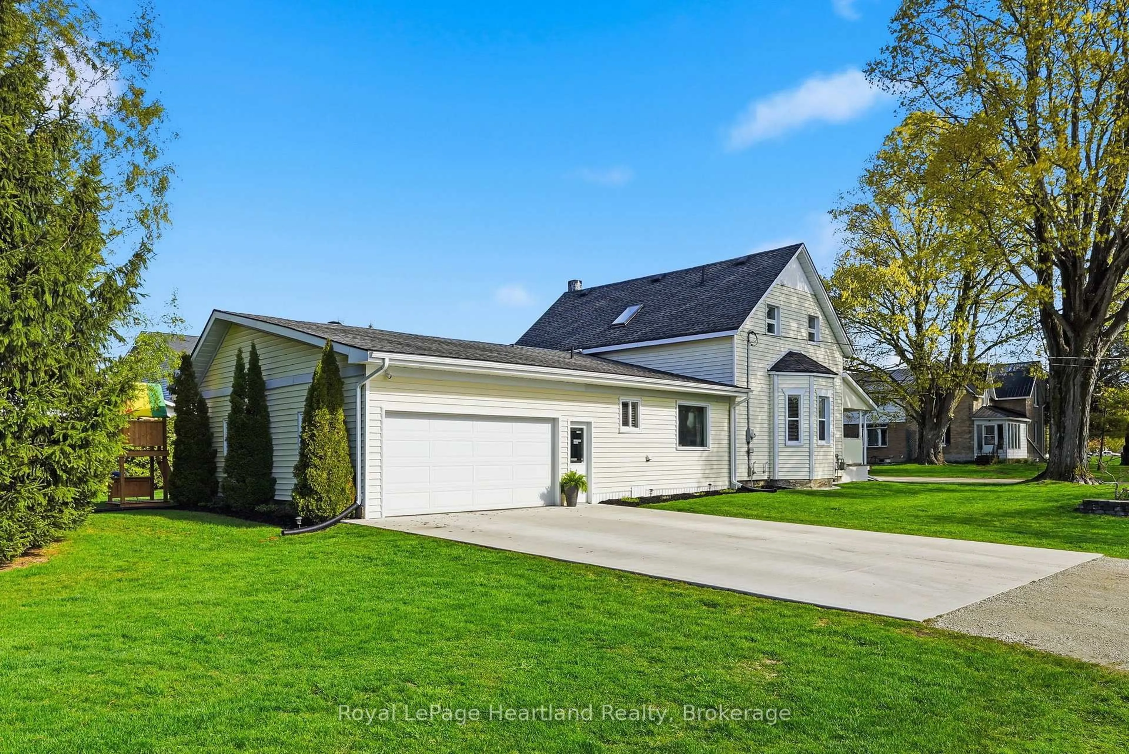 Home with vinyl exterior material, street for 16 King St, Huron East Ontario N0G 1H0