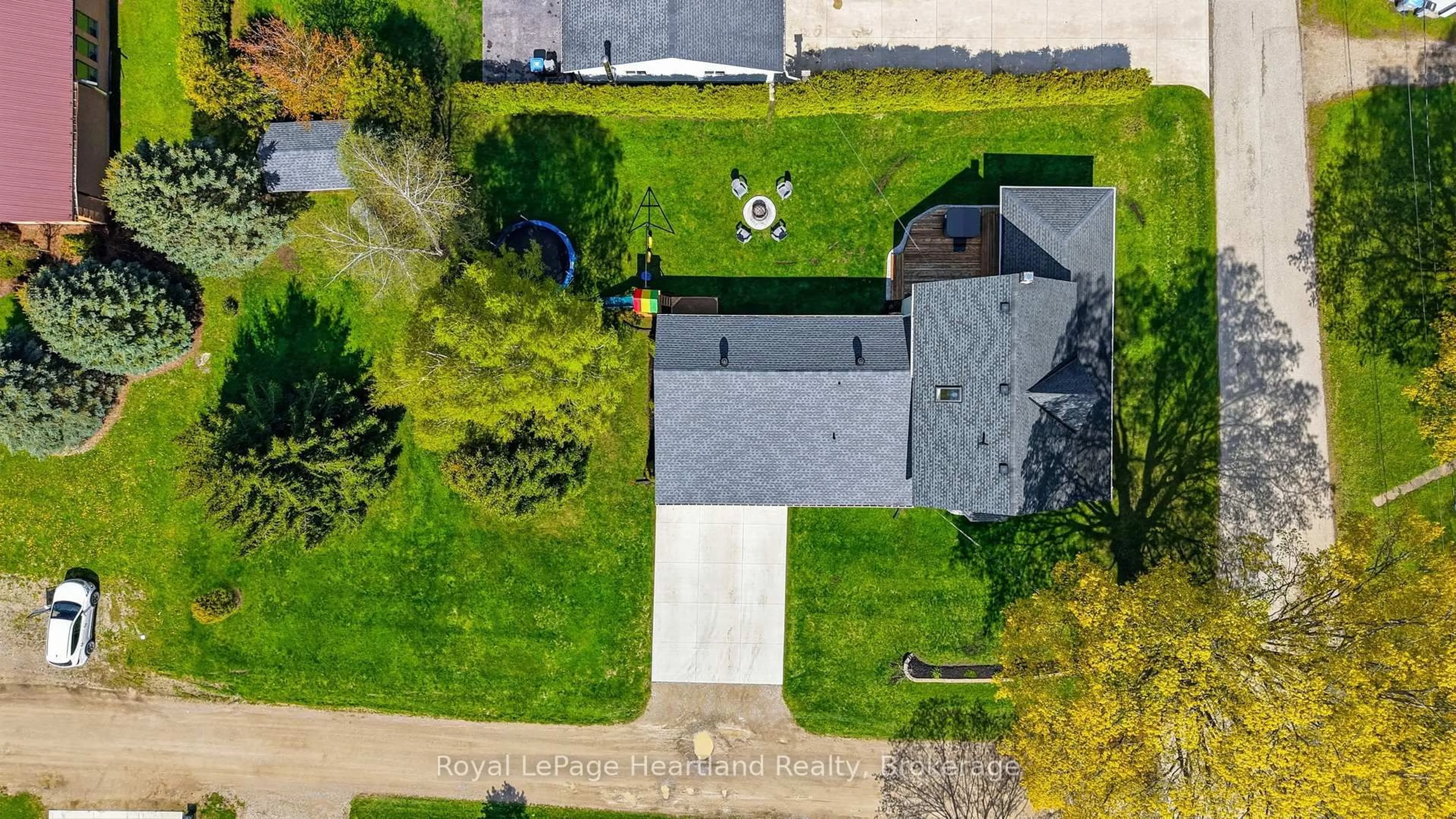A pic from outside/outdoor area/front of a property/back of a property/a pic from drone, street for 16 King St, Huron East Ontario N0G 1H0