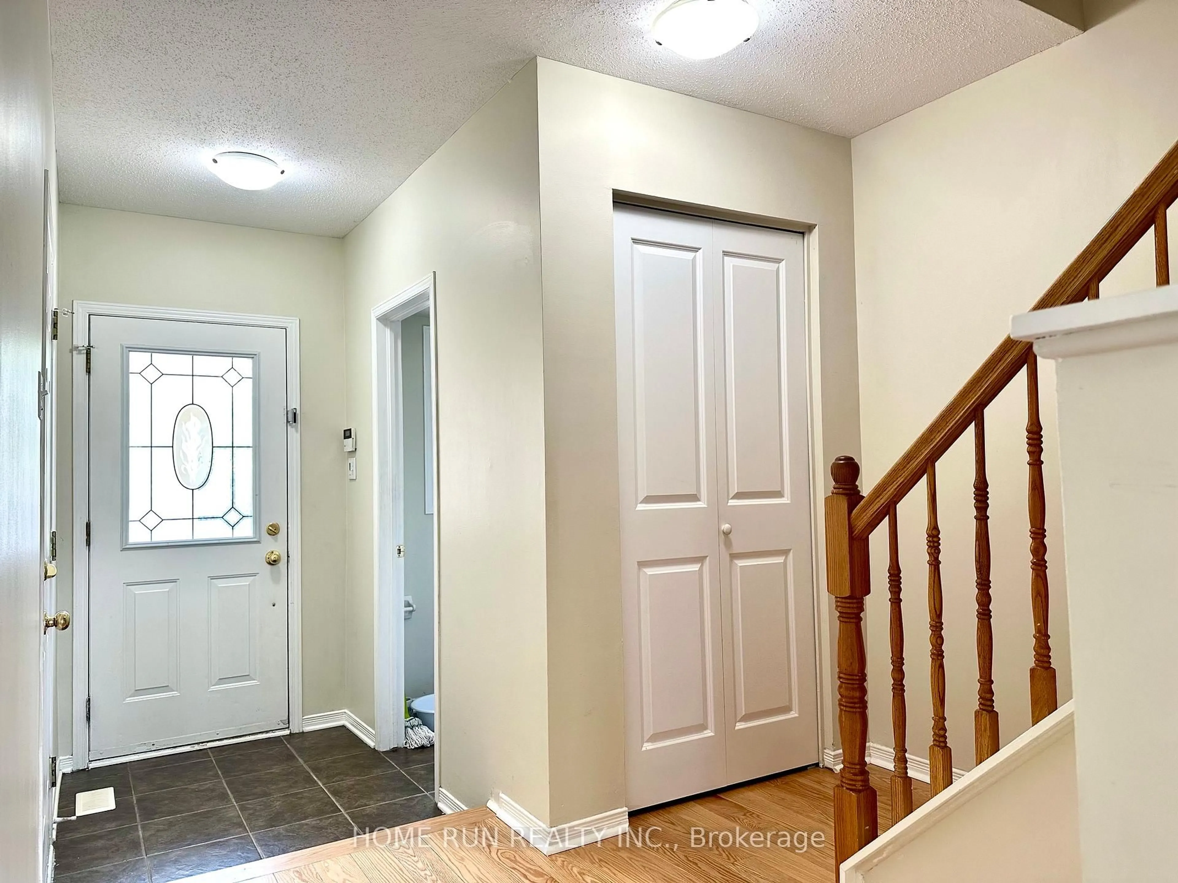 Indoor entryway for 135 Kinross Private, Ottawa Ontario K2K 3P9