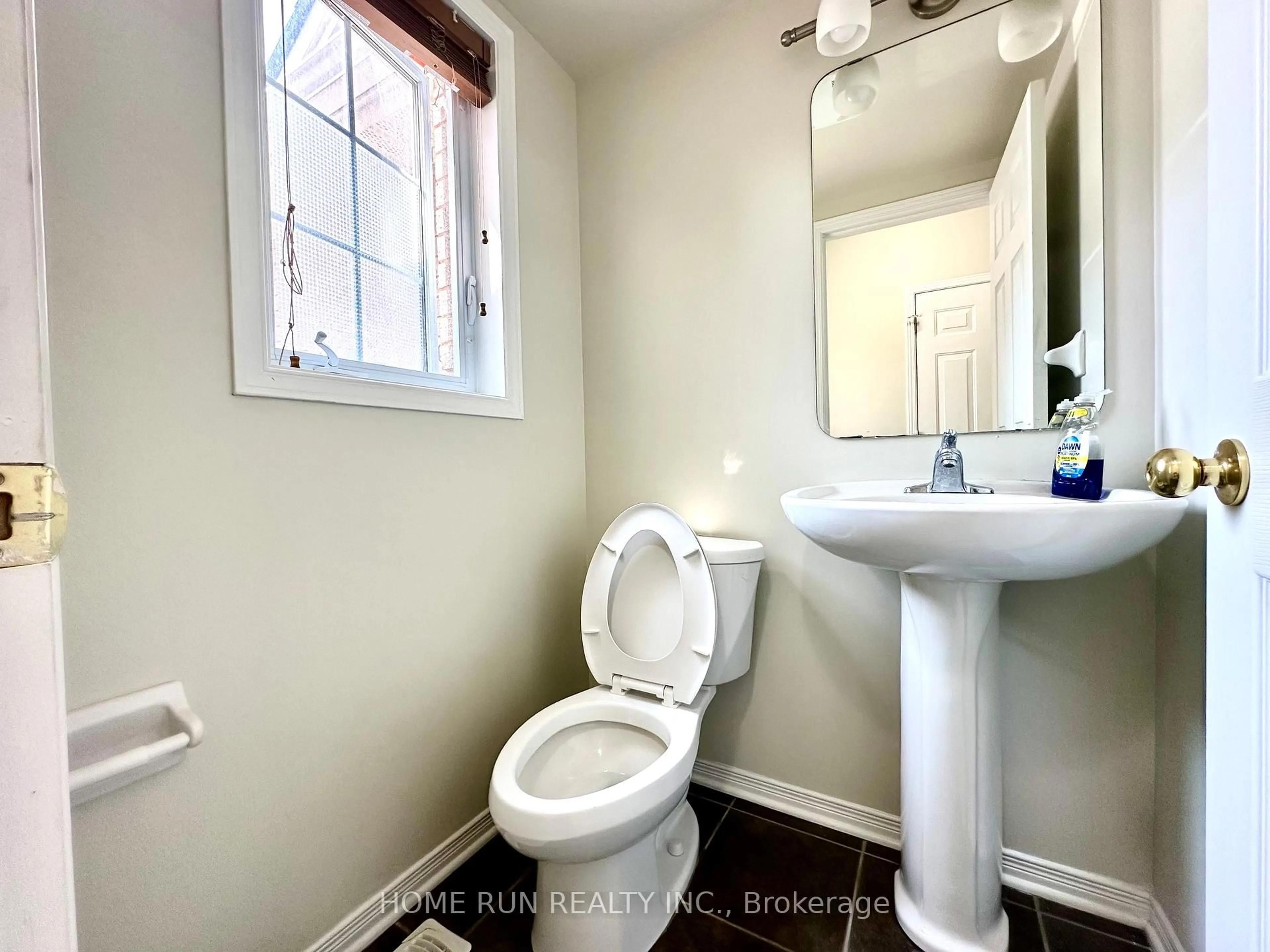 Standard bathroom, ceramic/tile floor for 135 Kinross Private, Ottawa Ontario K2K 3P9