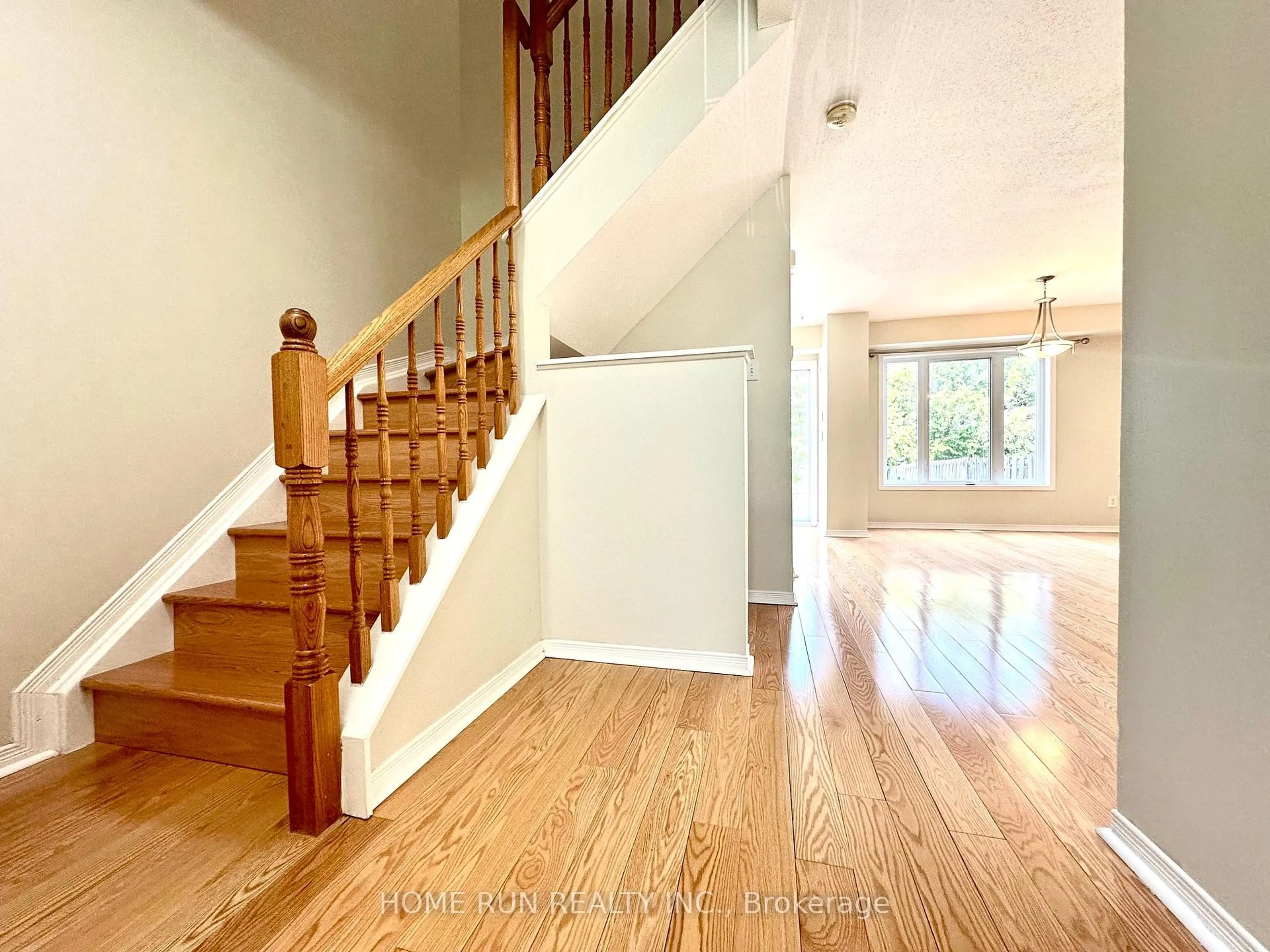 Indoor foyer for 135 Kinross Private, Ottawa Ontario K2K 3P9