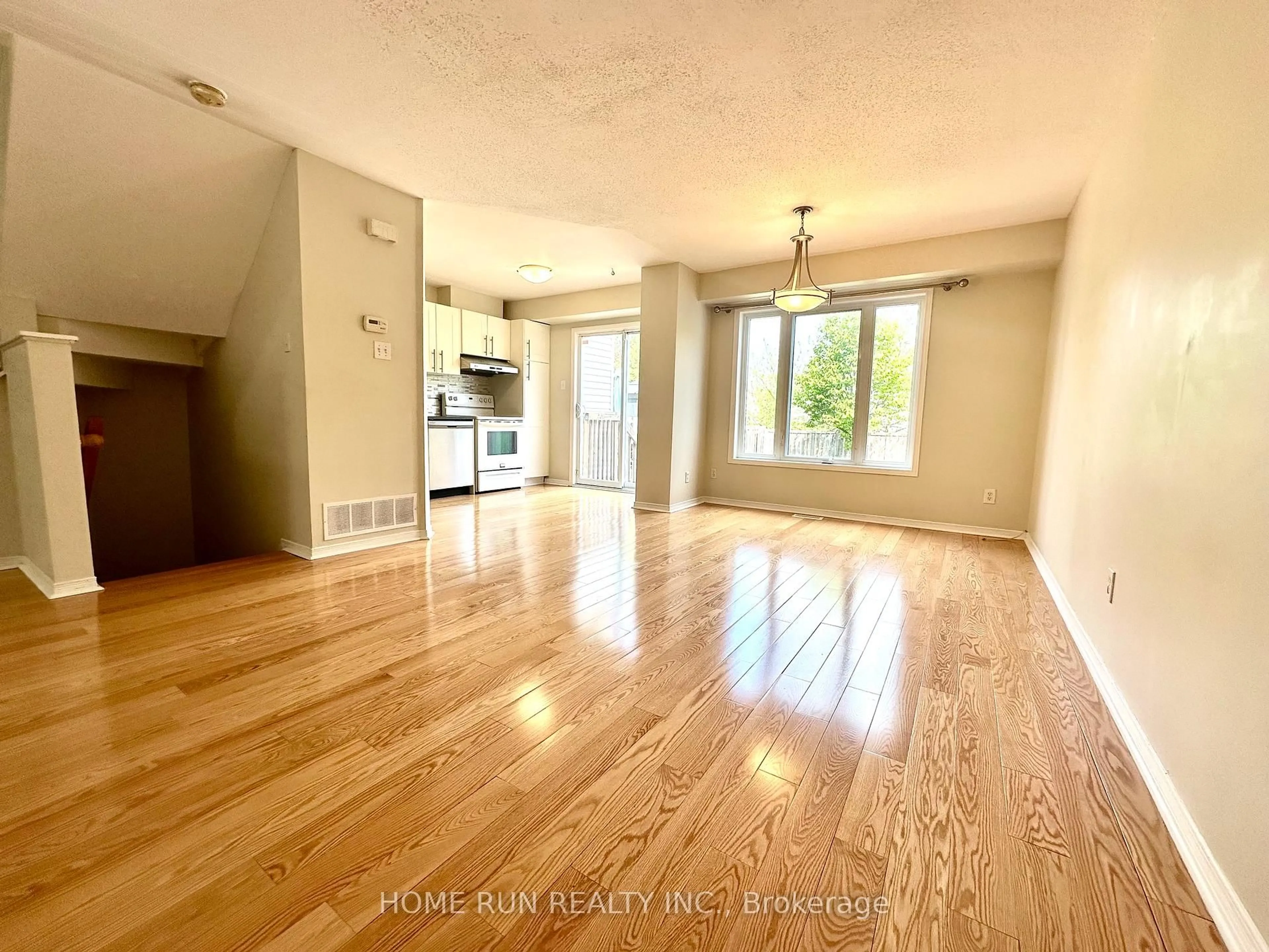 A pic of a room for 135 Kinross Private, Ottawa Ontario K2K 3P9