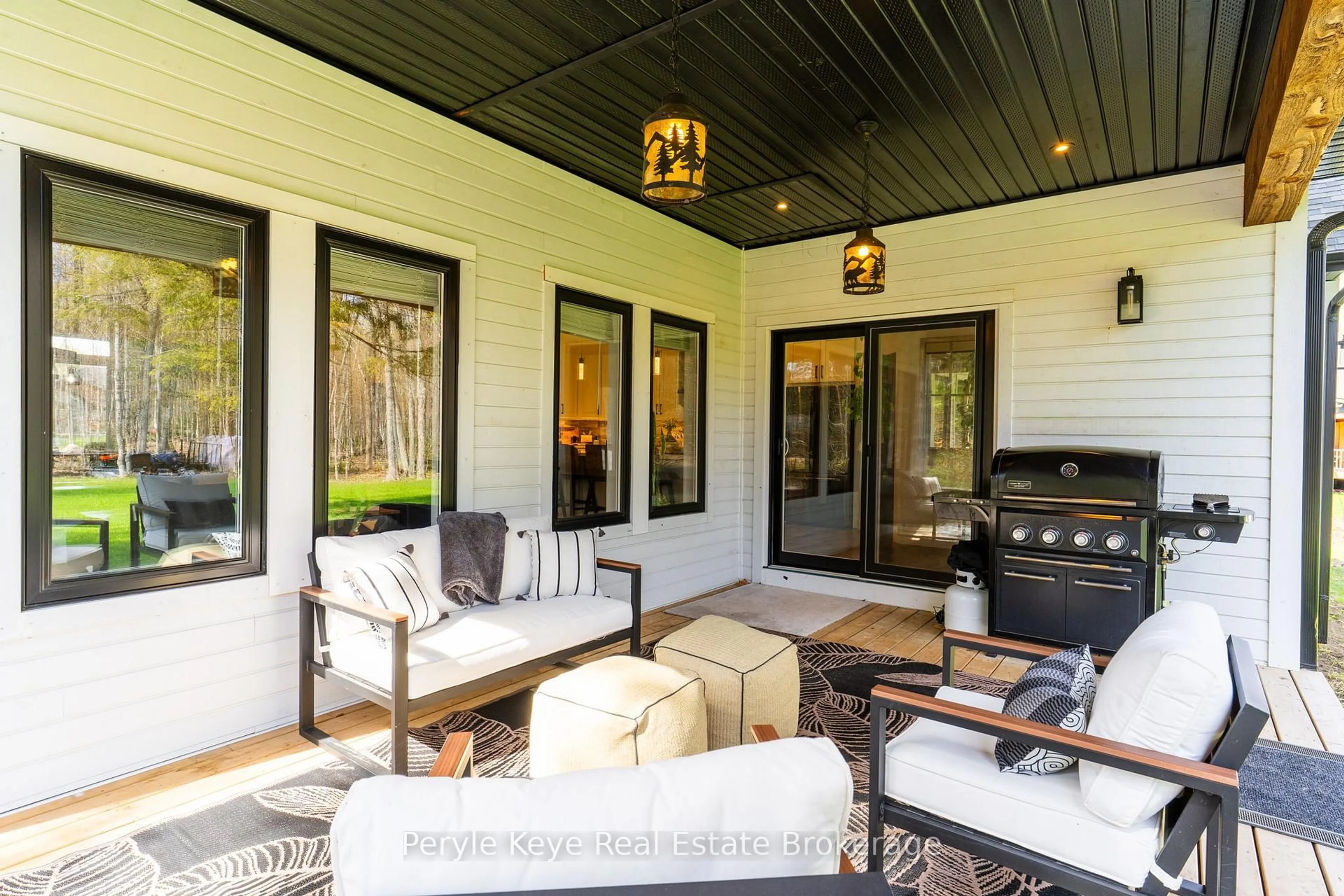 Patio, street for 1056 Xavier St, Gravenhurst Ontario P0E 1G0