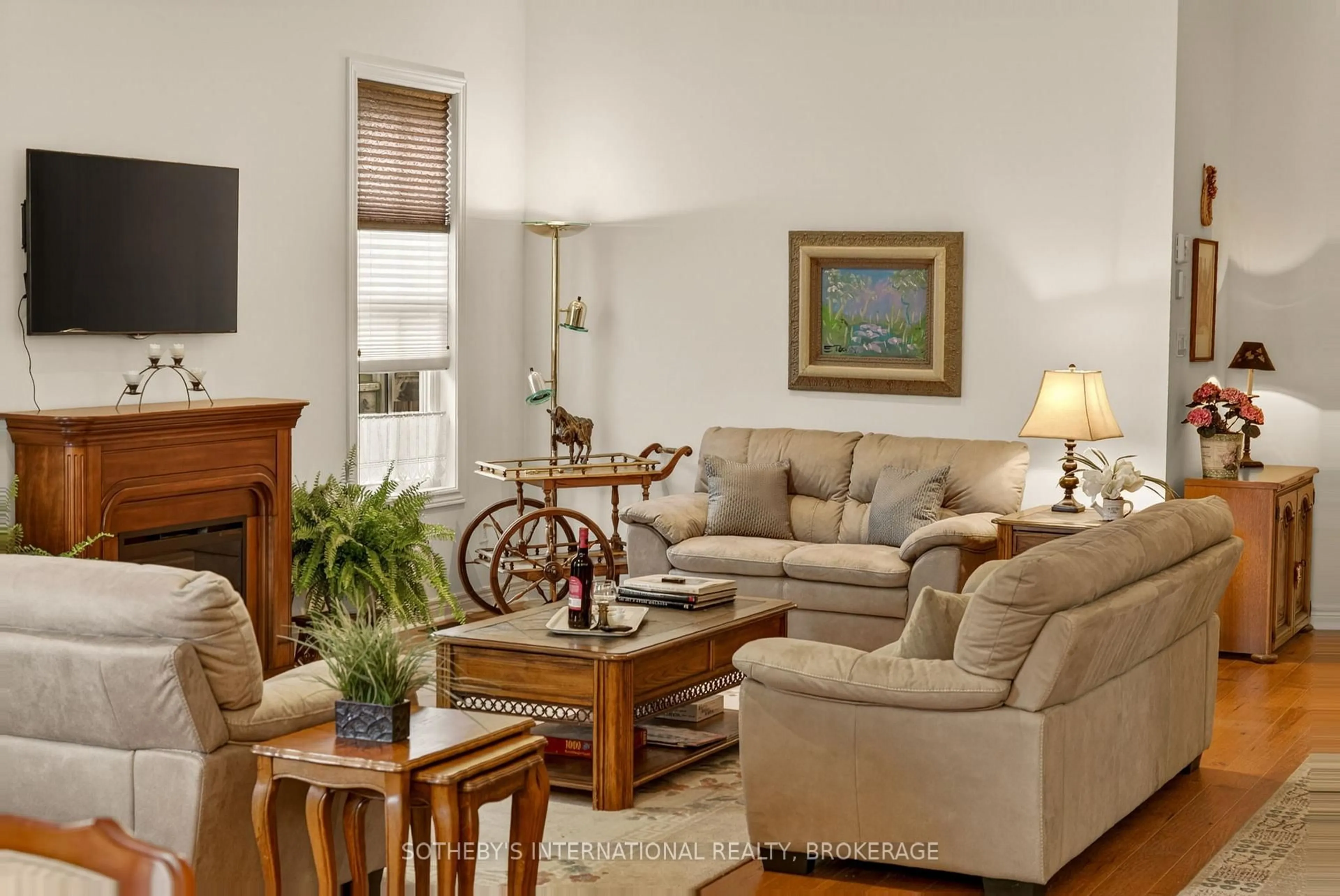 Living room with furniture, wood/laminate floor for 51 Brock St, Niagara-on-the-Lake Ontario L0S 1J0