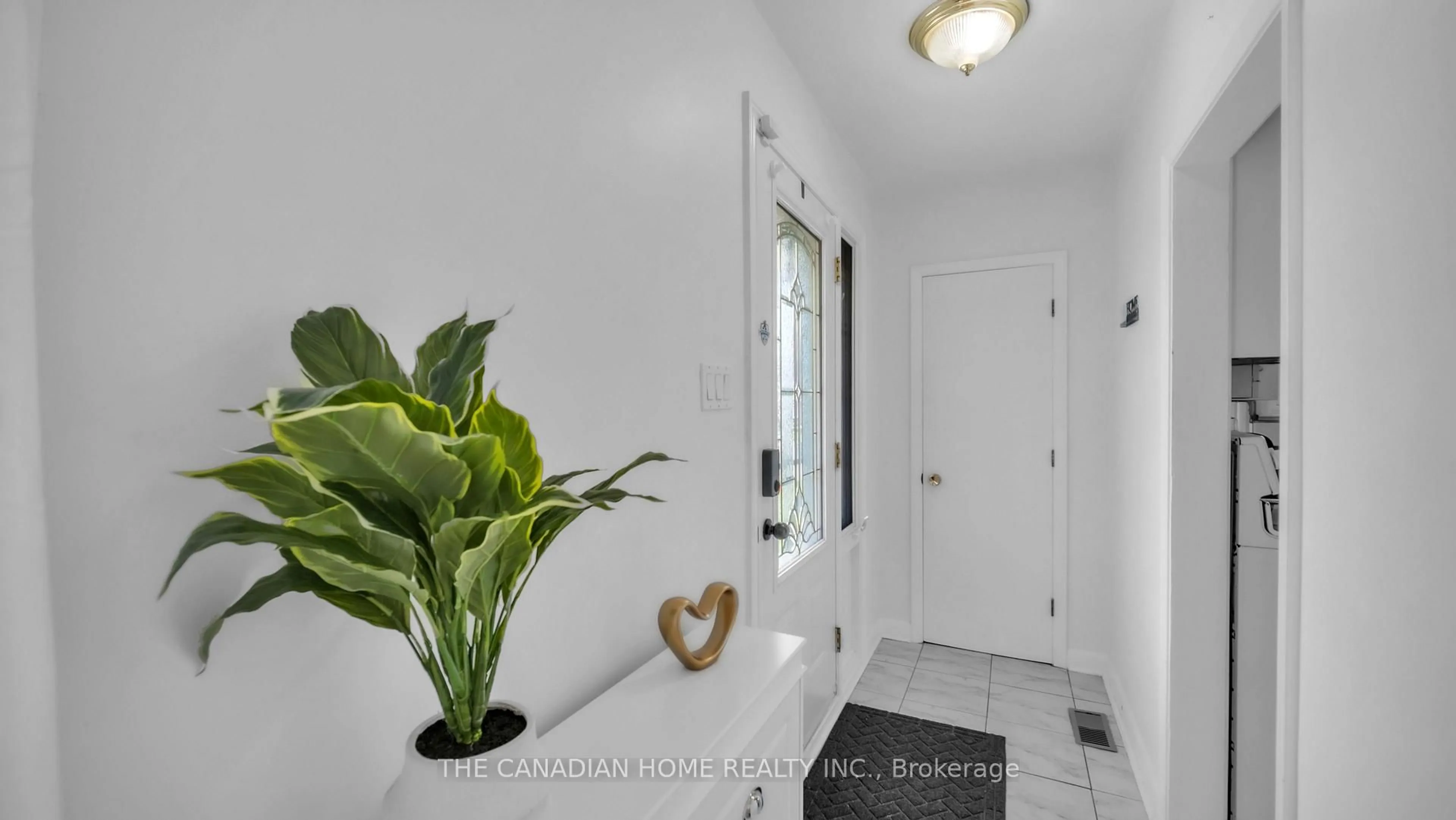 Indoor entryway for 196 TUXEDO AVE Ave, Hamilton Ontario L8K 2S4