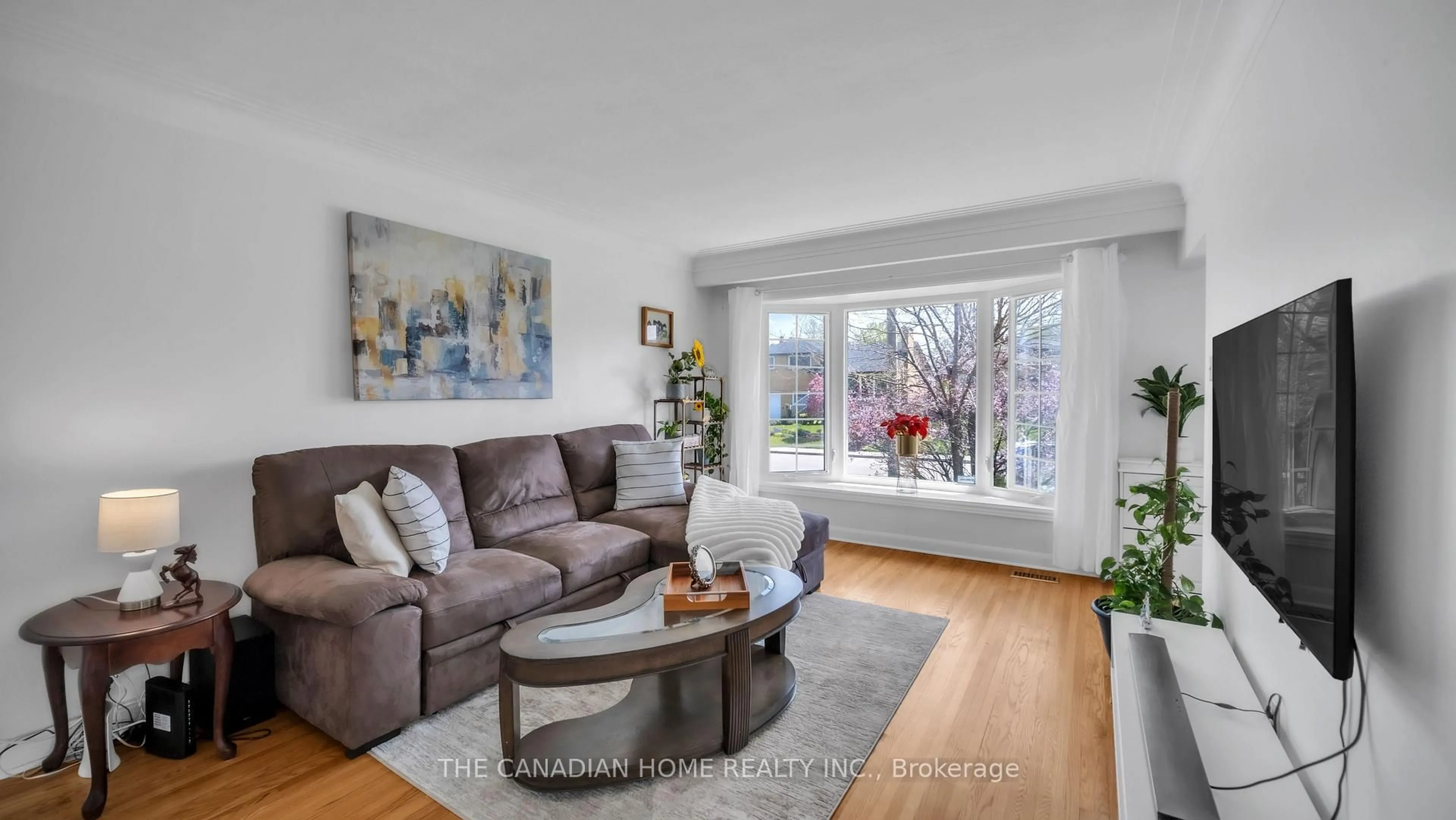 Living room with furniture, wood/laminate floor for 196 TUXEDO AVE Ave, Hamilton Ontario L8K 2S4