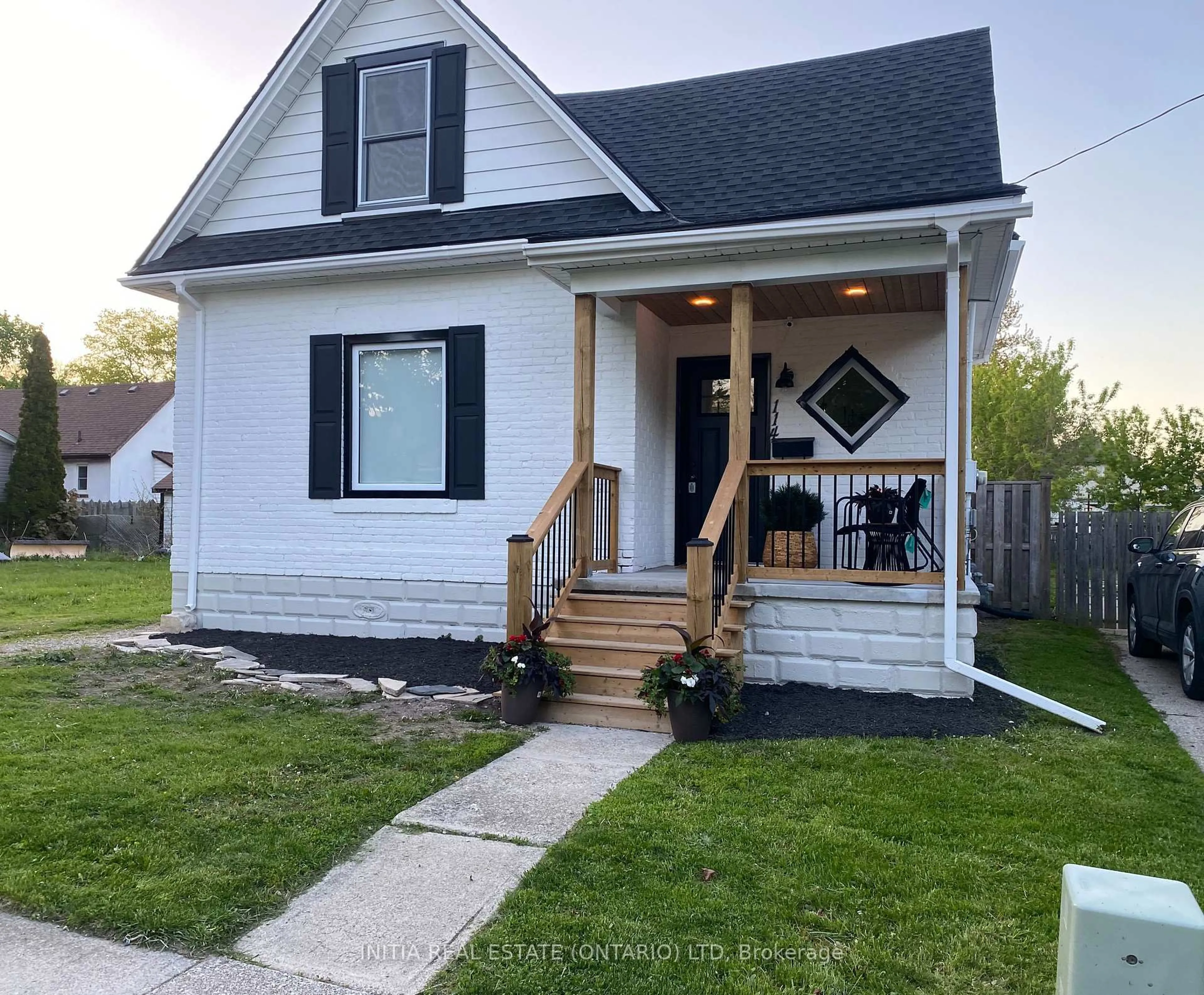 Home with vinyl exterior material, street for 114 Ann St, Sarnia Ontario N7T 2E7