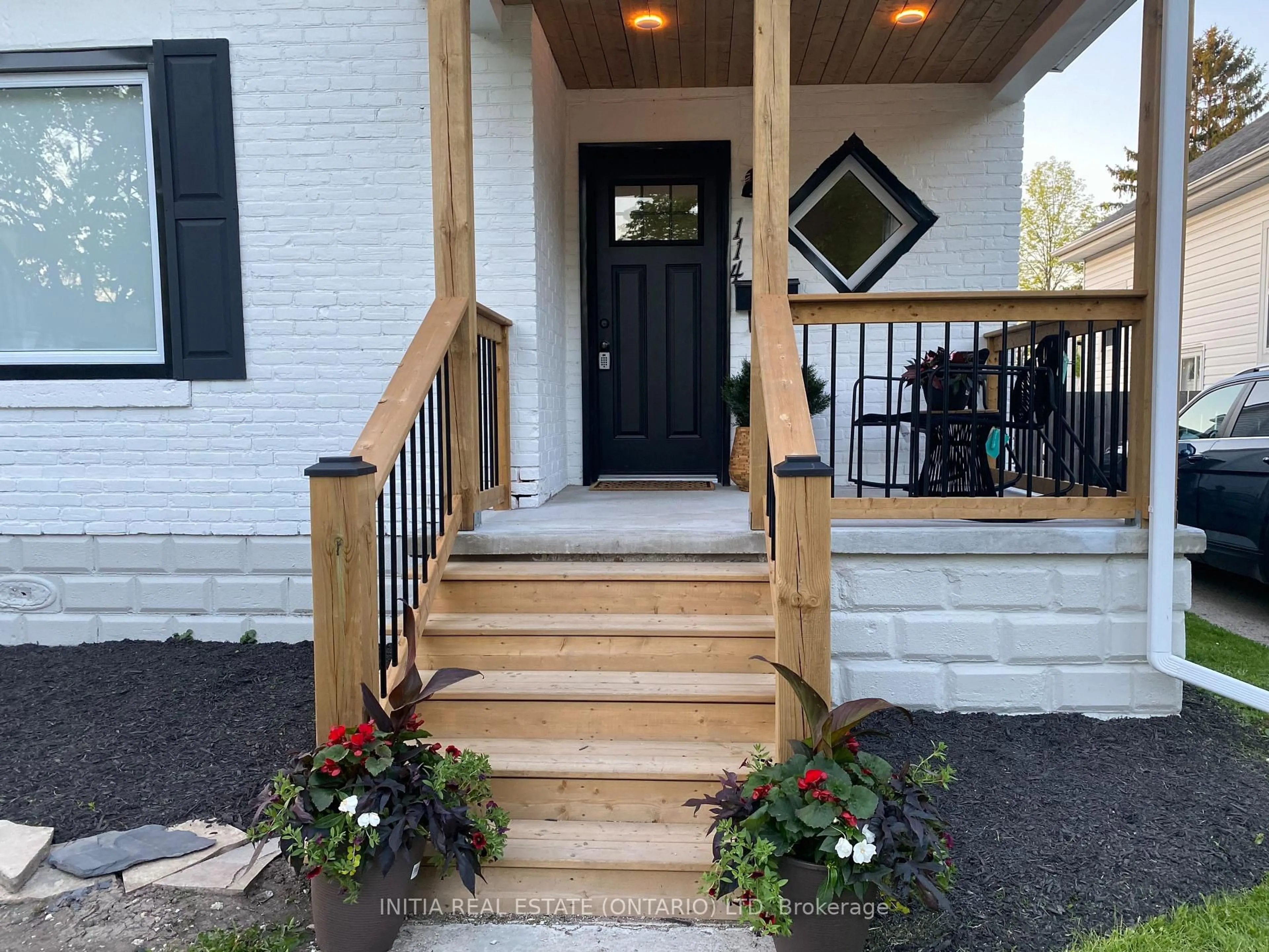 Indoor entryway for 114 Ann St, Sarnia Ontario N7T 2E7