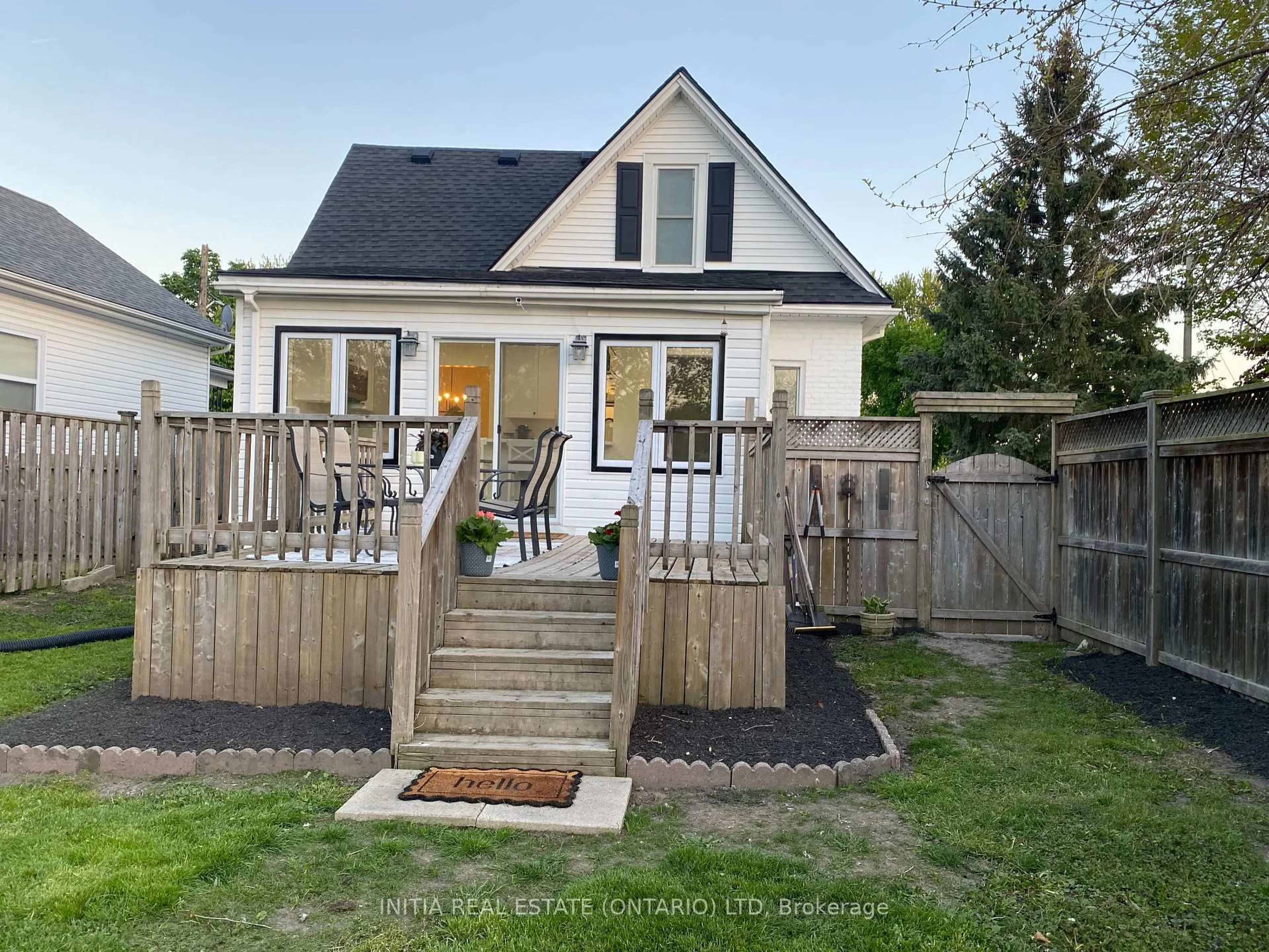 A pic from outside/outdoor area/front of a property/back of a property/a pic from drone, street for 114 Ann St, Sarnia Ontario N7T 2E7