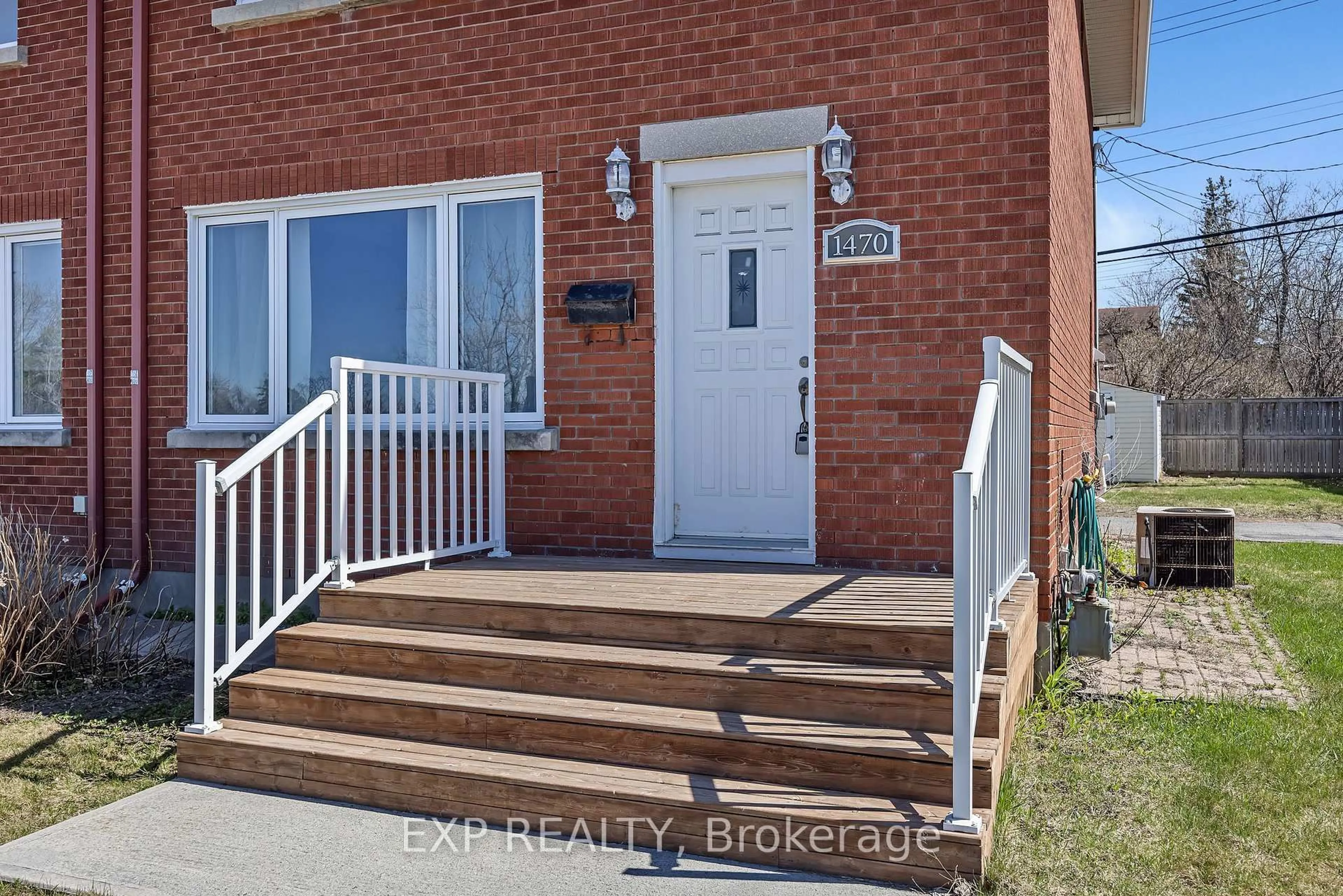 Indoor entryway for 1470 Laperriere Ave, Ottawa Ontario K1Z 7S6